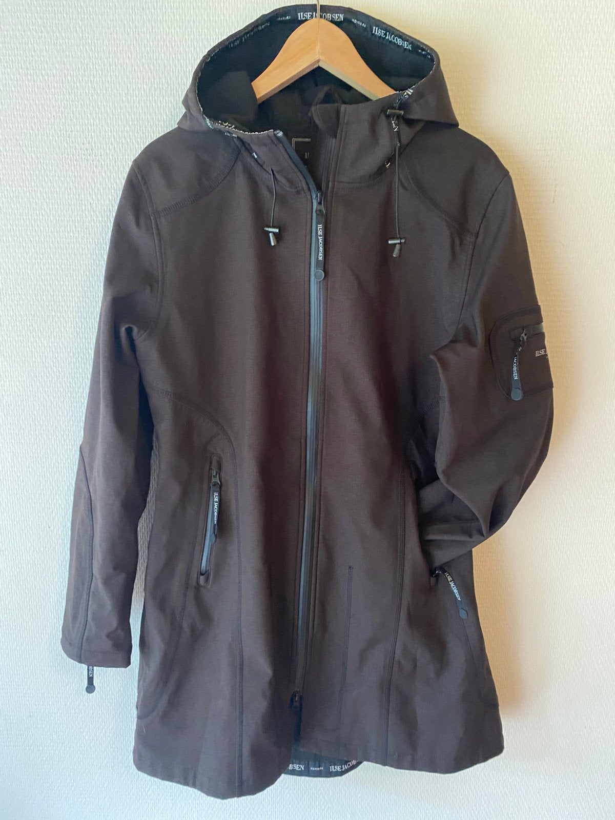 Softshell regenjas Ilse Jacobsen. Maat 40. Zwart., Ophalen of Verzenden, Zo goed als nieuw, Maat 38/40 (M), Zwart