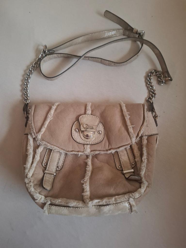 Guess Suède Imitatie Bont Hand Schouder Tas, Sieraden, Tassen en Uiterlijk, Tassen | Damestassen, Ophalen of Verzenden, Zo goed als nieuw