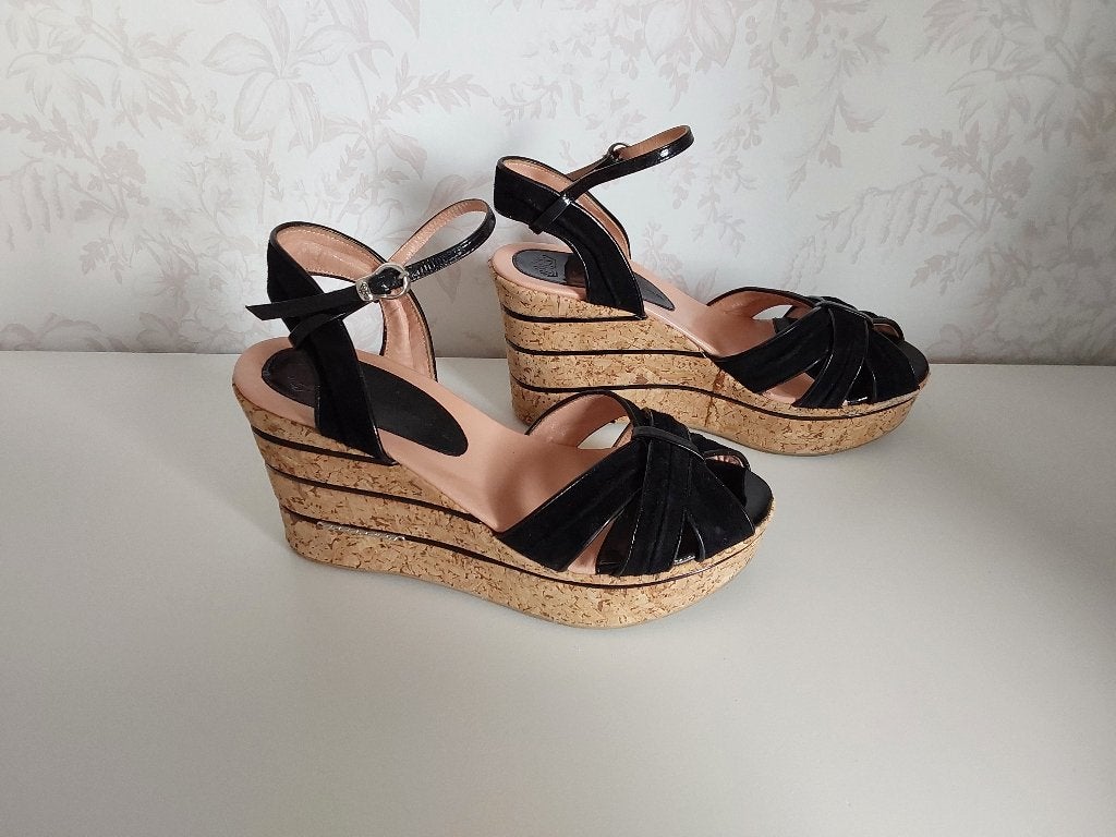Fornarina sandalen mt 38 (valt als 38,5) zwart sleehakken, Kleding | Dames, Schoenen, Zwart, Fornarina, Zo goed als nieuw, Sandalen of Muiltjes