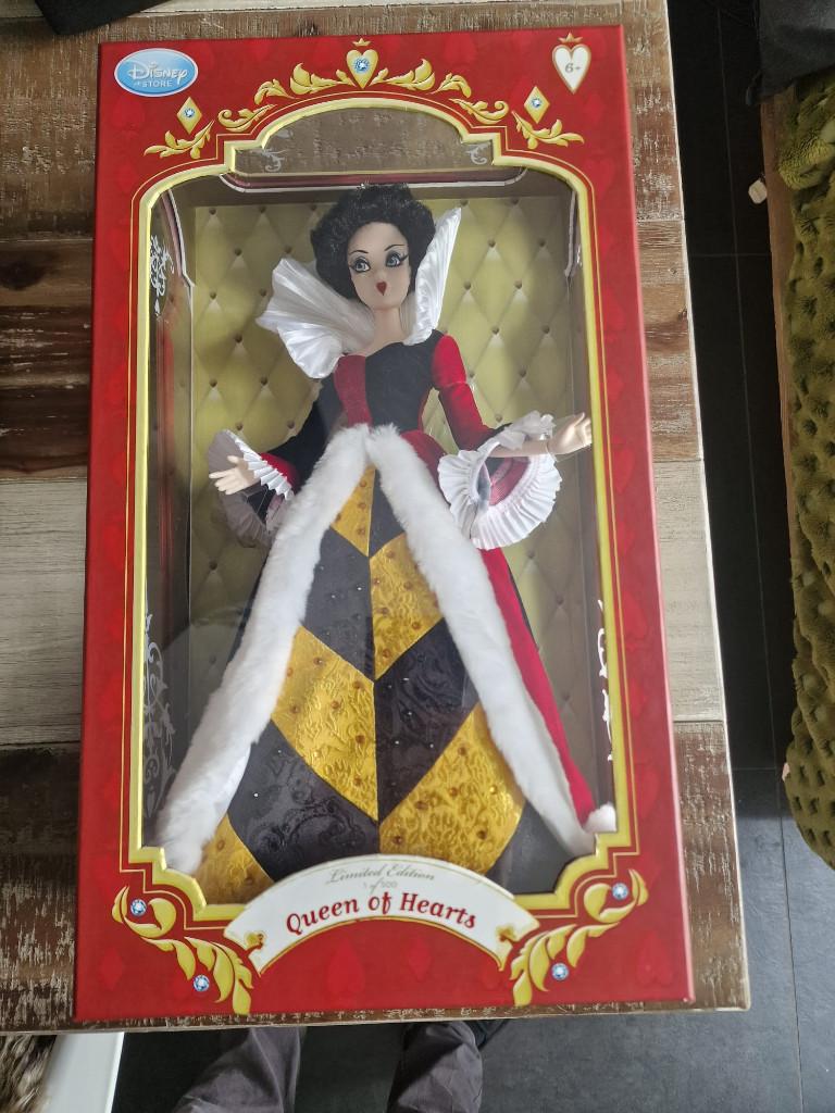 Limited edition queen of hearts doll, Ophalen of Verzenden, Overige figuren, Zo goed als nieuw, Beeldje of Figuurtje