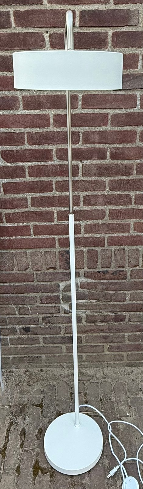 Leitmotiv Curve vloerlamp - wit met chroom - zgan, Huis en Inrichting, Lampen | Vloerlampen, Ophalen, E14 (klein), Zo goed als nieuw