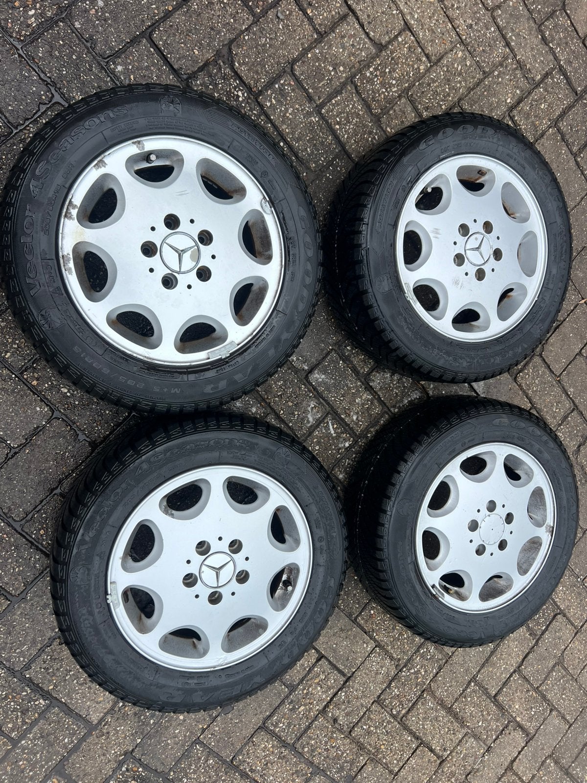 ORIGINELE VELGEN VOOR MERCEDES W124 MET ALL SEASON BANDEN, Ophalen, 15 inch, Banden en Velgen, 205 mm