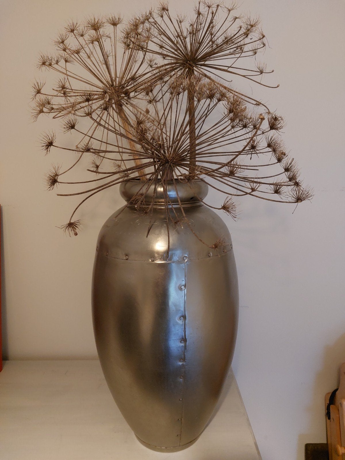 Grote metalen vaas met droogbloemen - 60 cm hoog, Ophalen, Met patroon/structuur, Gebruikt, Metaal