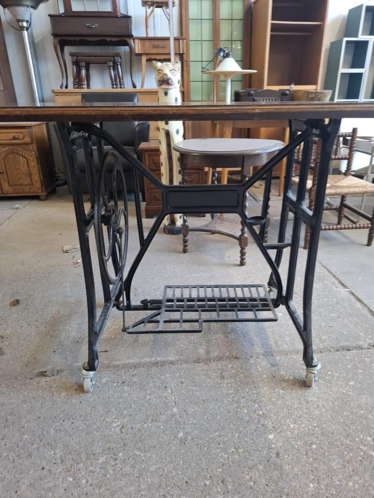 Robuuste industriële eettafel met zwart stalen onderstel, Ophalen of Verzenden