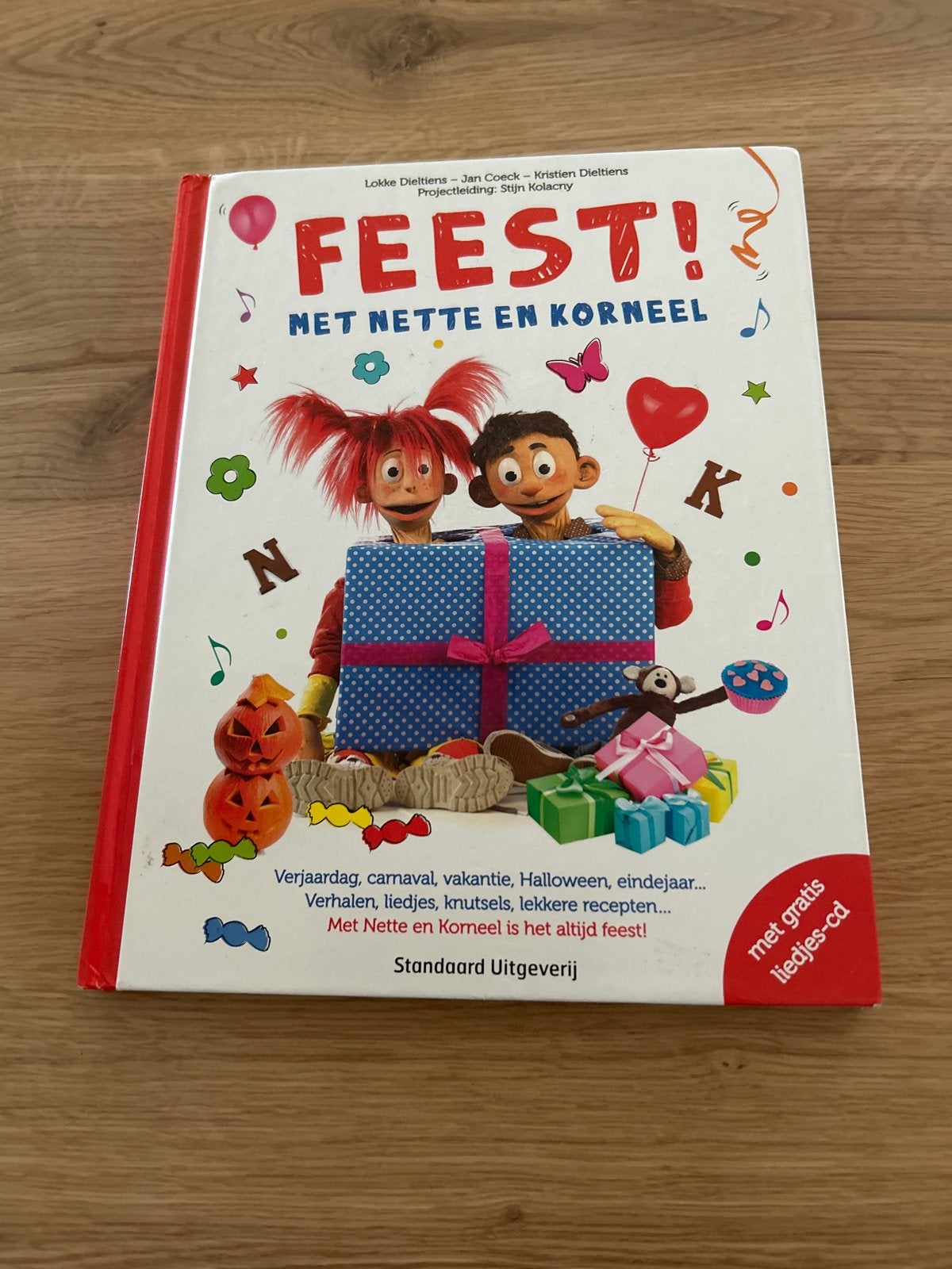 Feest! met Nette en Korneel - Kinderboek met CD, Ophalen of Verzenden, Zo goed als nieuw, Fictie algemeen