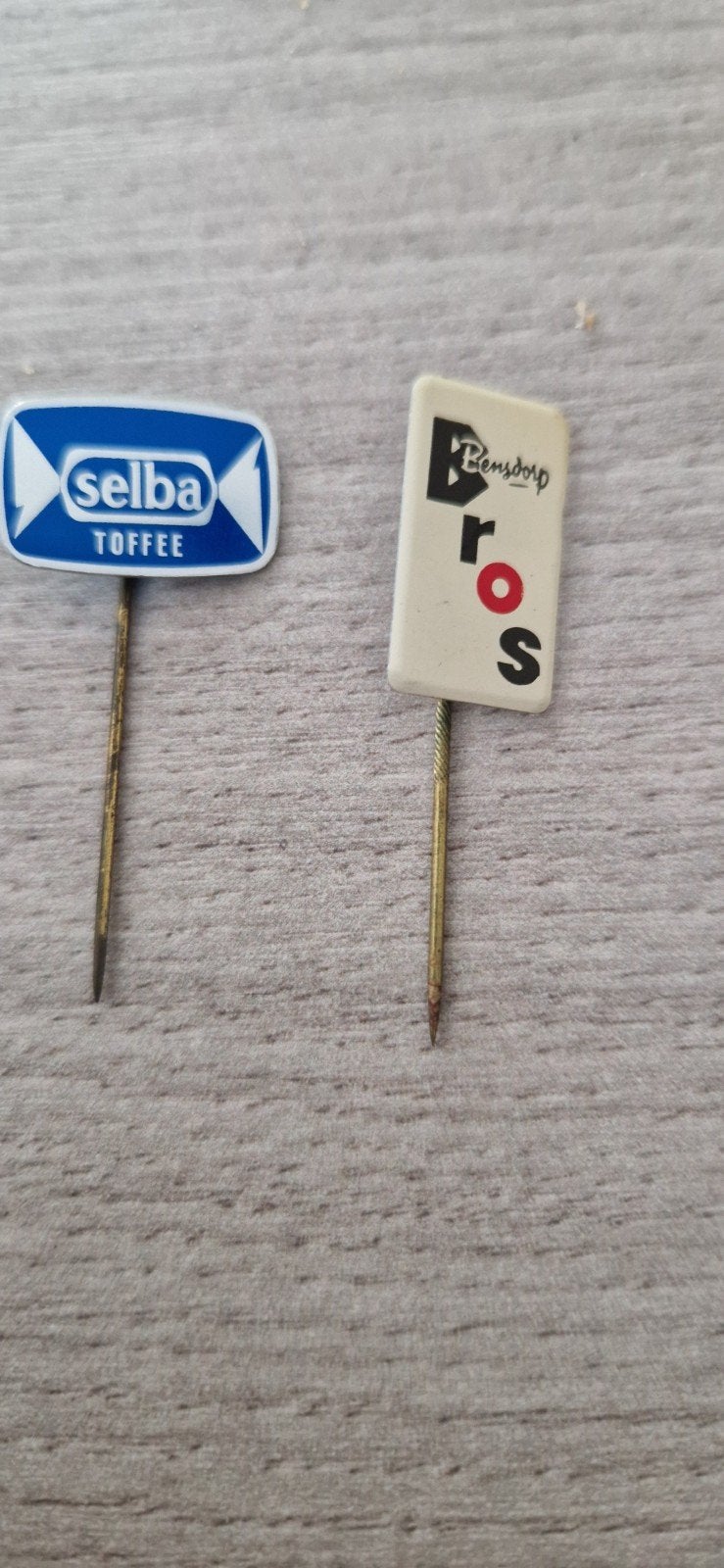 Vintage Reclamespeldjes Jaren 60 – Bros Bensdorp & Selba Tof, Verzenden, Gebruikt, Merk, Speldje of Pin