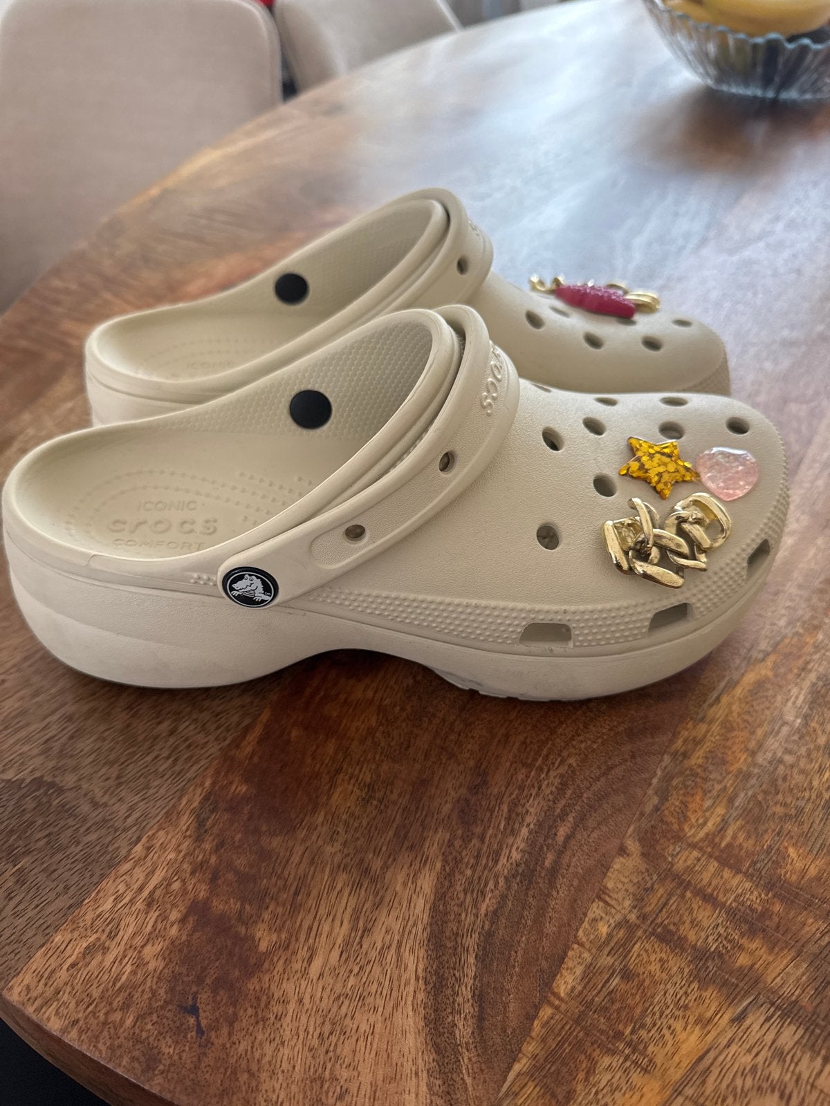 Beige Crocs met Charms - Maat 42, Ophalen, Beige, Slippers