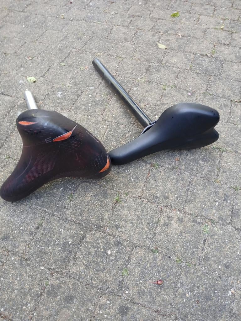 Diverse fietszadels met zadelpen, Ophalen, Gebruikt, Zadel, Toerfiets
