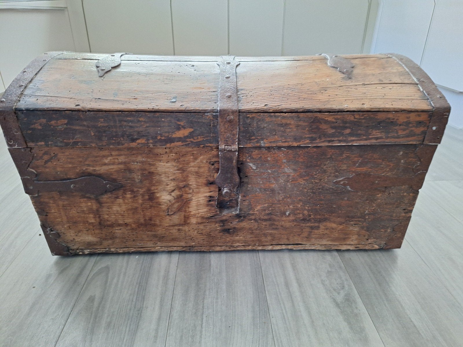 Oude houten kist / dekenkist / hutkoffer met metalen beslag, Ophalen, 50 tot 100 cm, 75 tot 100 cm, 5 – 50