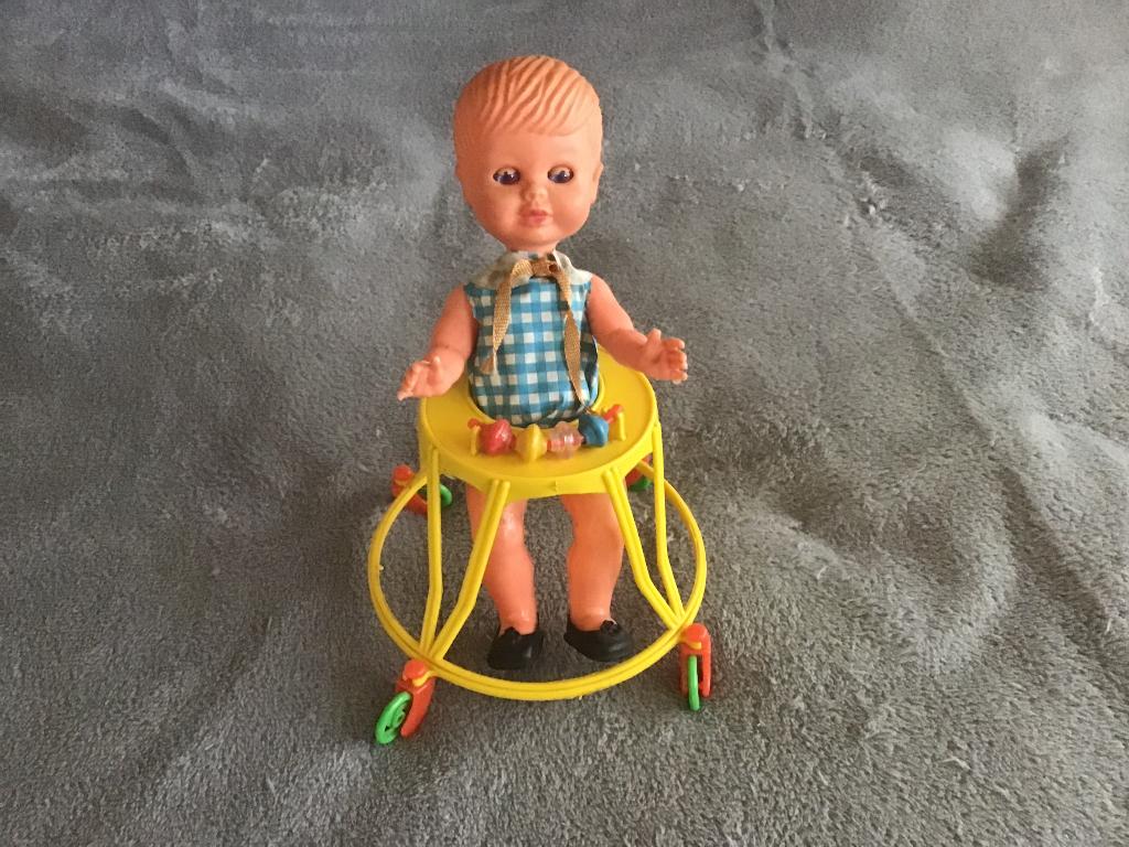 Poppenstoeltje inclusief pop, Ophalen of Verzenden, Gebruikt, Overige typen