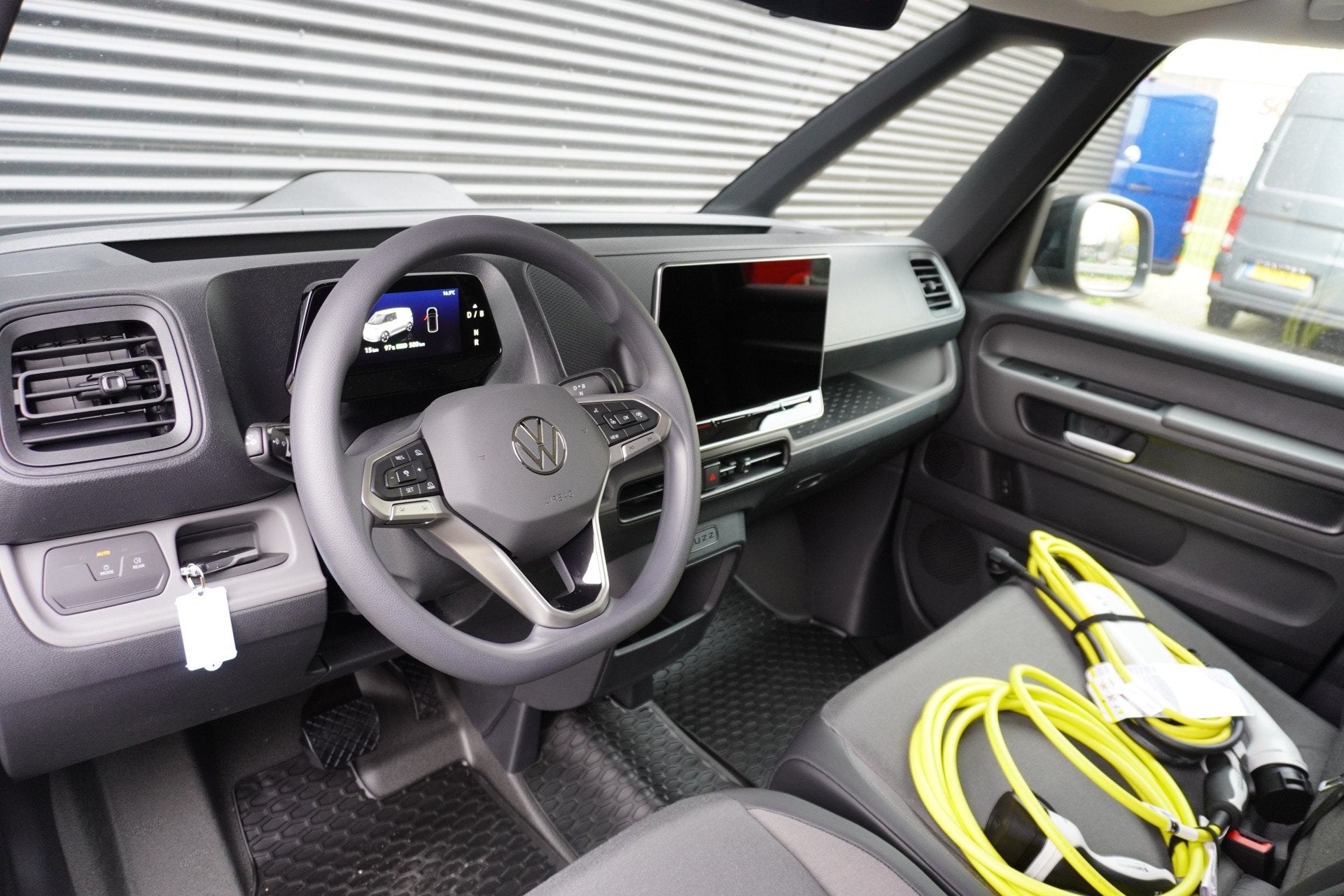 Volkswagen ID. Buzz Cargo 79kWh Accu 286 PK Achterdeuren 3-Z, Auto's, Automaat, Dealer onderhouden, Gebruikt, Zwart