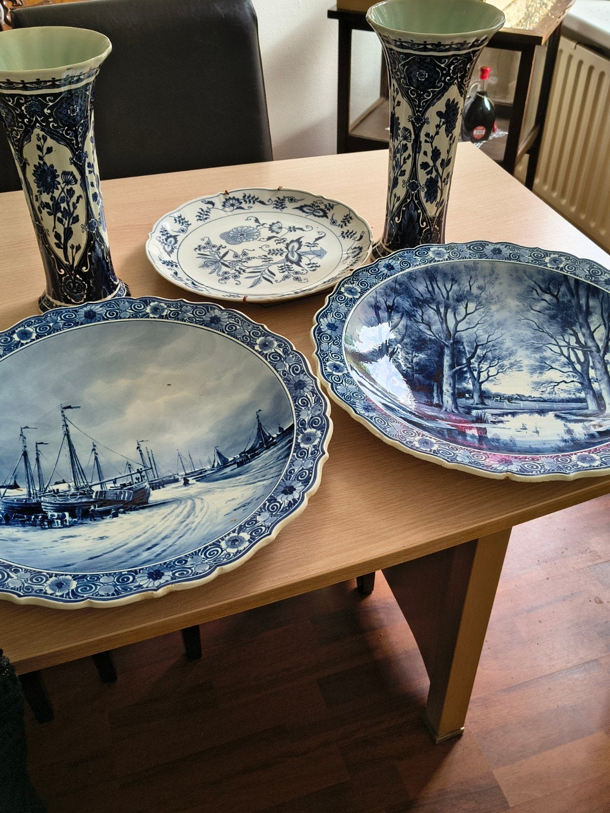 Delfsblauwe borden en vazen set - Prachtig landschap, Ophalen of Verzenden