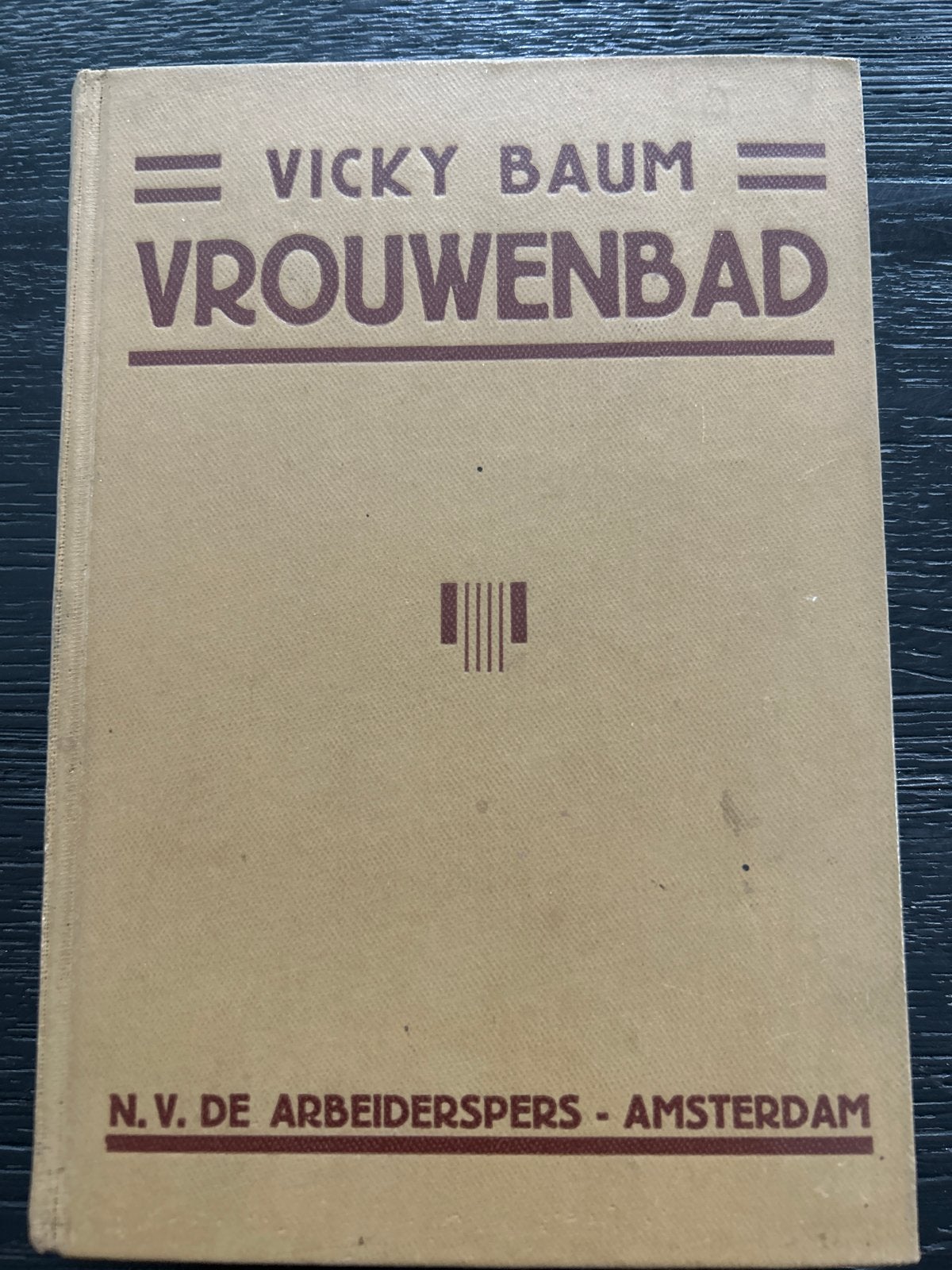 Vrouwenbad - Vicky Baum (1932) - N.V. De Arbeiderspers, Ophalen of Verzenden, Gelezen, Nederland
