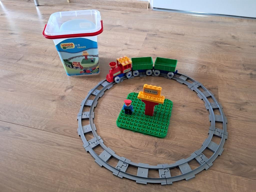 Treinset (trein met 2 wagons, rails en conducteur), Ophalen, Overige thema's, Zo goed als nieuw, Duplo