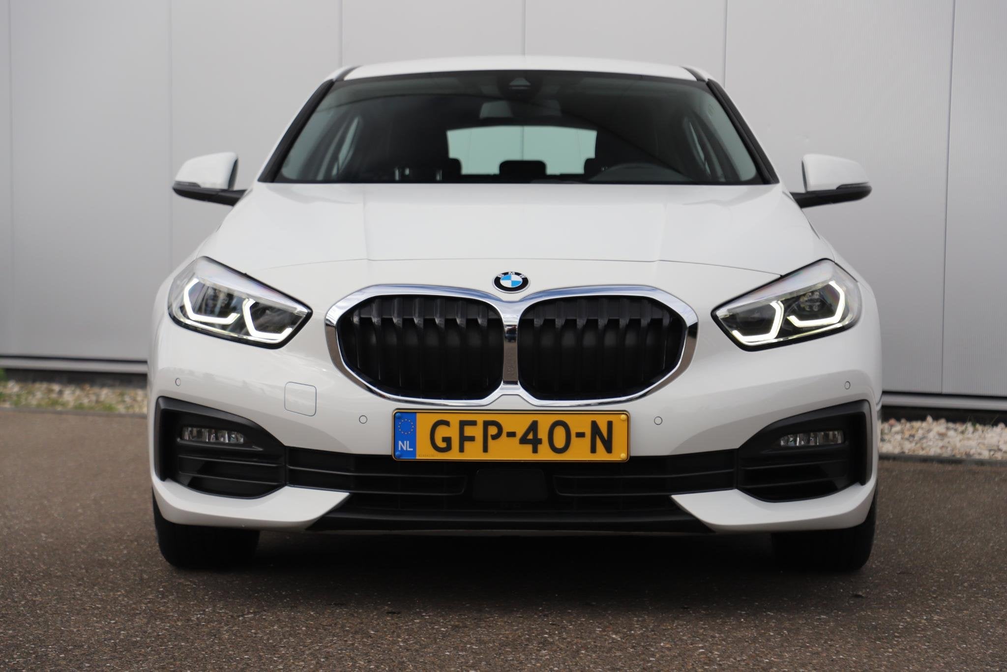 Foto 2 van BMW 1-serie 116i Lesauto ! Sportstoelen Navigatie LED Carpla
