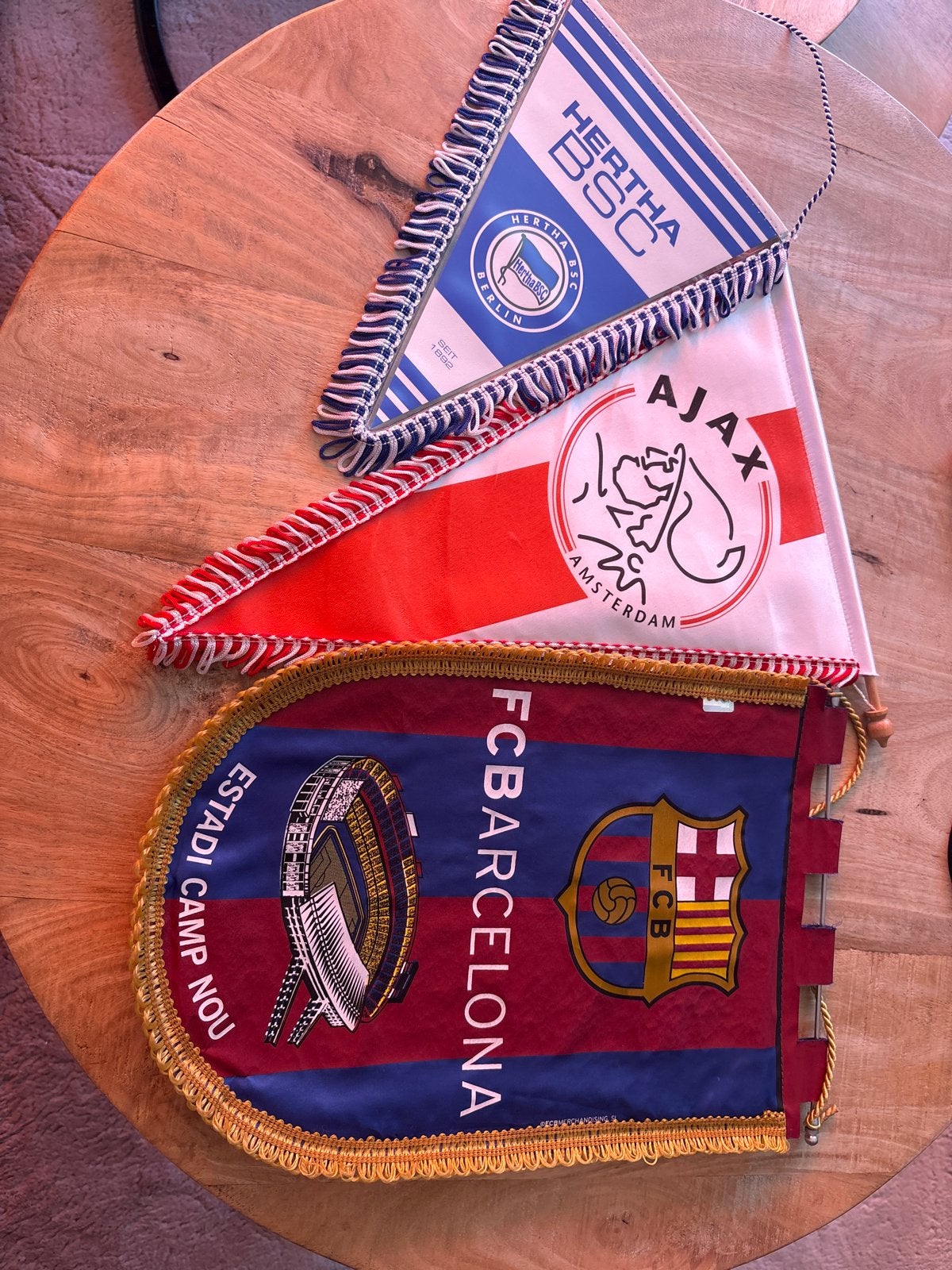 Voetbalvaantjes: Ajax, Hertha BSC, FC Barcelona, Ophalen of Verzenden, Gebruikt, Buitenlandse clubs, Vaantje of Sjaal