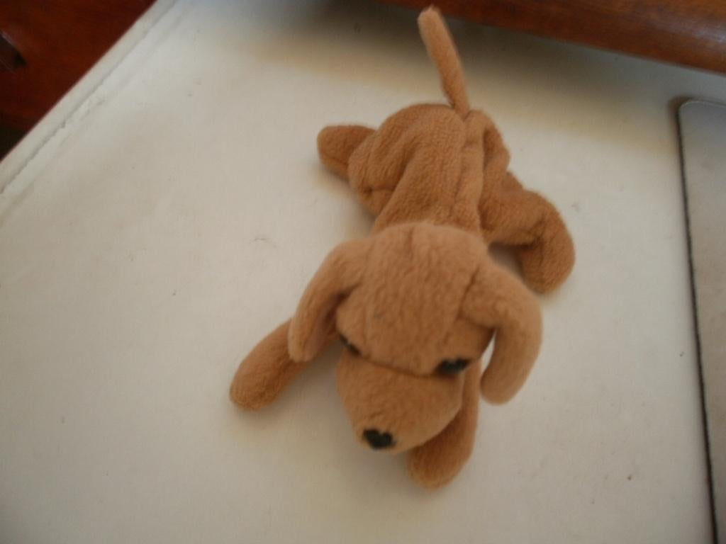 Ostoy hondje bruin velours korrels in lijf 12 cm jaar 2006, Wasbaar, Zo goed als nieuw, Klein (minder dan 20 cm), Bruin