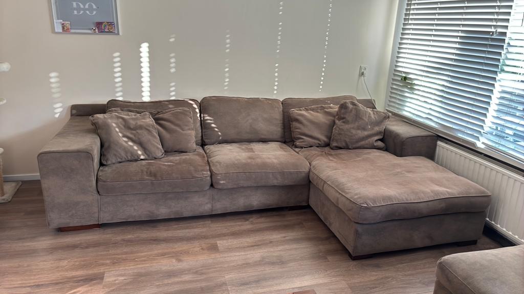 Heerlijke taupe kleurige loungebank en 4 bijpassende kussens, Huis en Inrichting, Ophalen, Gebruikt, 150 cm of meer, Vierpersoons of meer