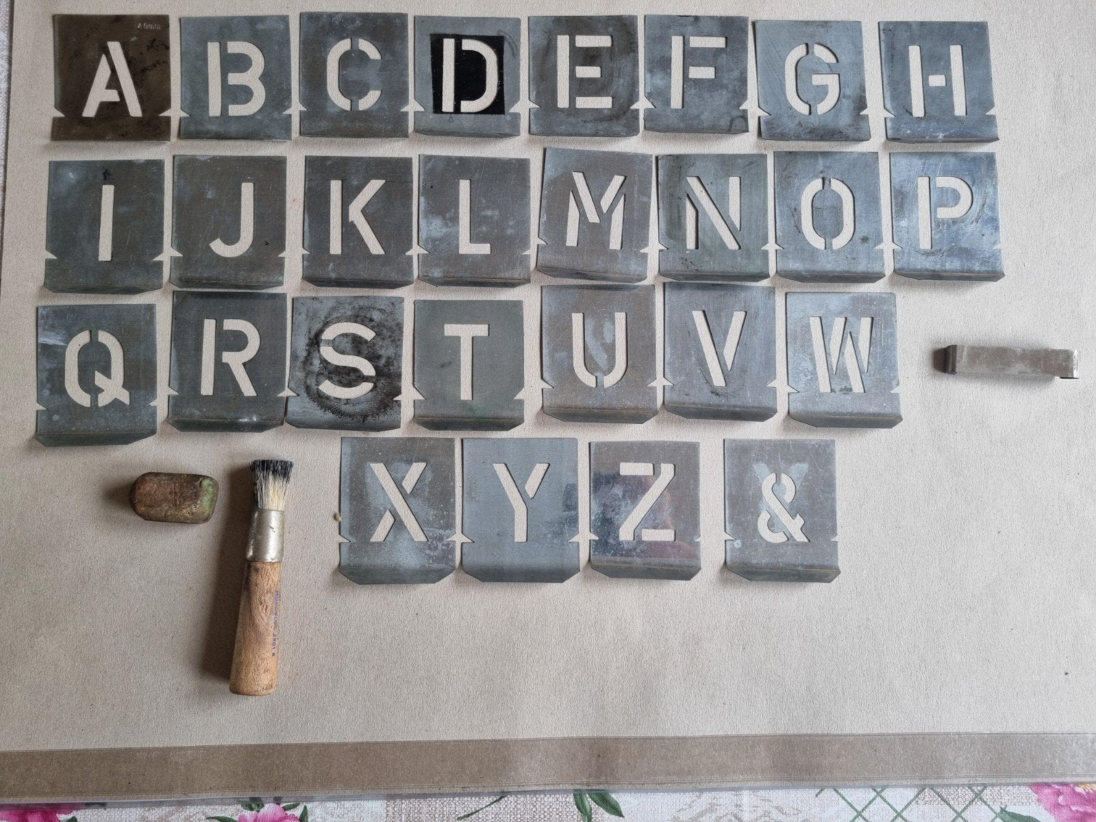 Metalen sjablonen A t/m Z, Gebruikt, Gereedschap of Toebehoren, Grijs, Metaal