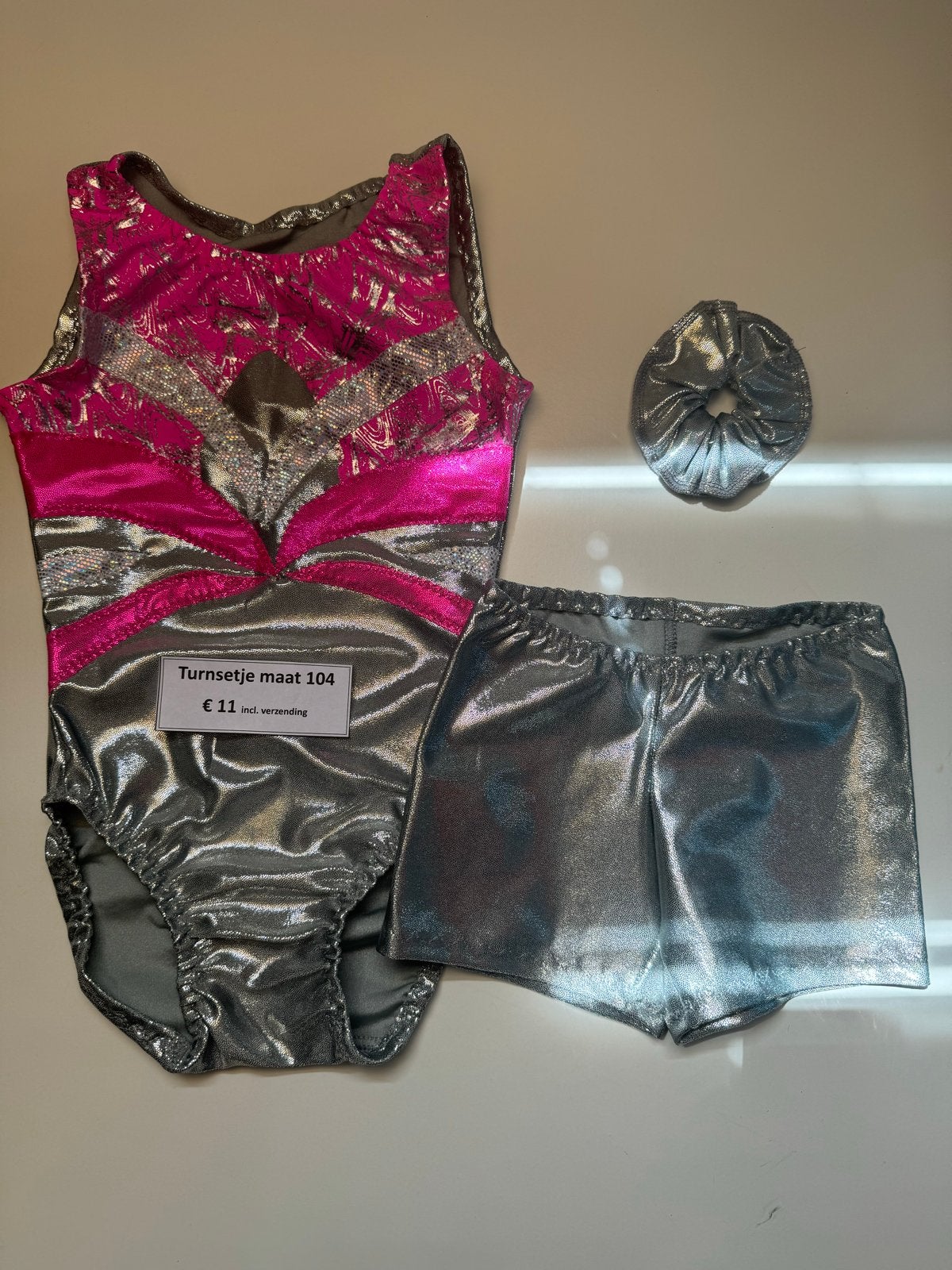 Turnsetje maat 104 - Roze/Zilver met scrunchie, Kleiner dan kindermaat 122, Ophalen of Verzenden, Nieuw, Turnpak(je)