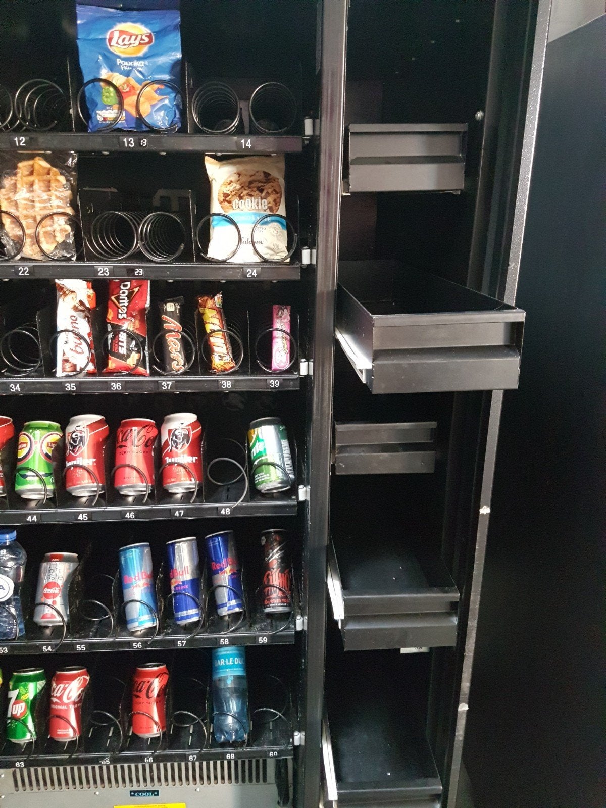 Frisdrank / snack automaat met voorraad ruimte, Ophalen