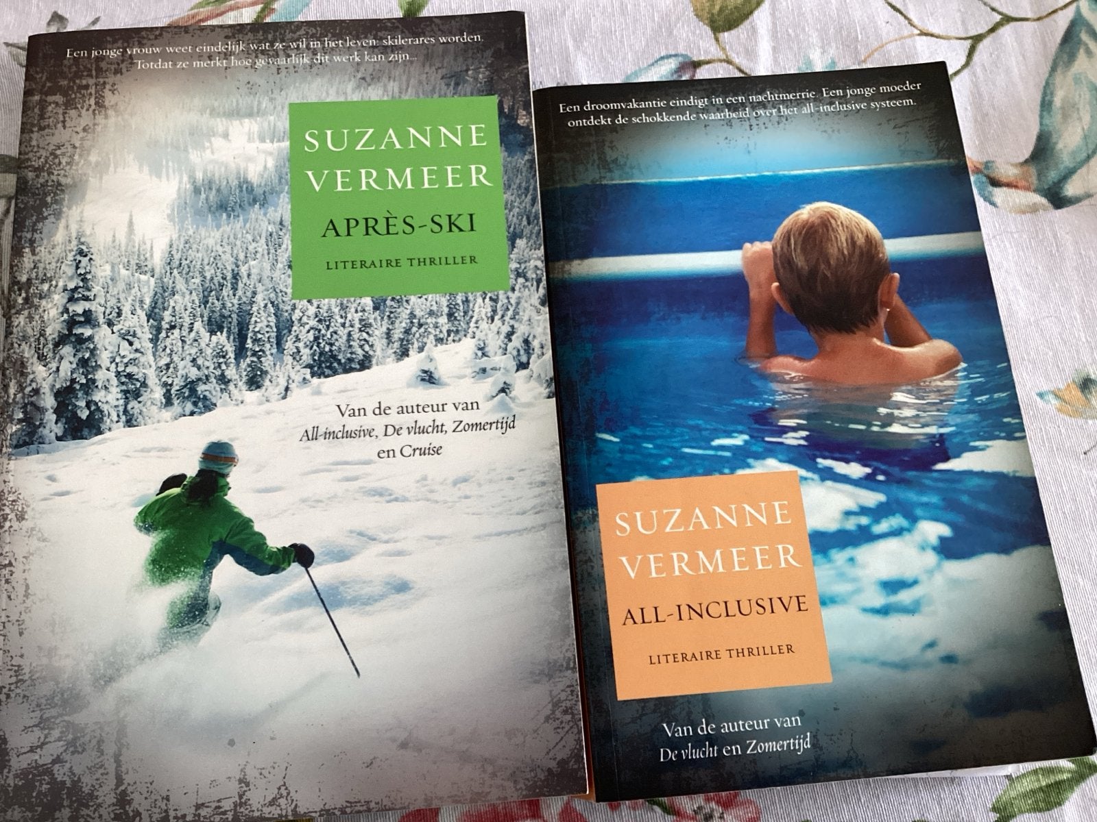 Suzanne Vermeer thrillers: Apres-Ski & All-Inclusive, Ophalen of Verzenden, Zo goed als nieuw, Nederland