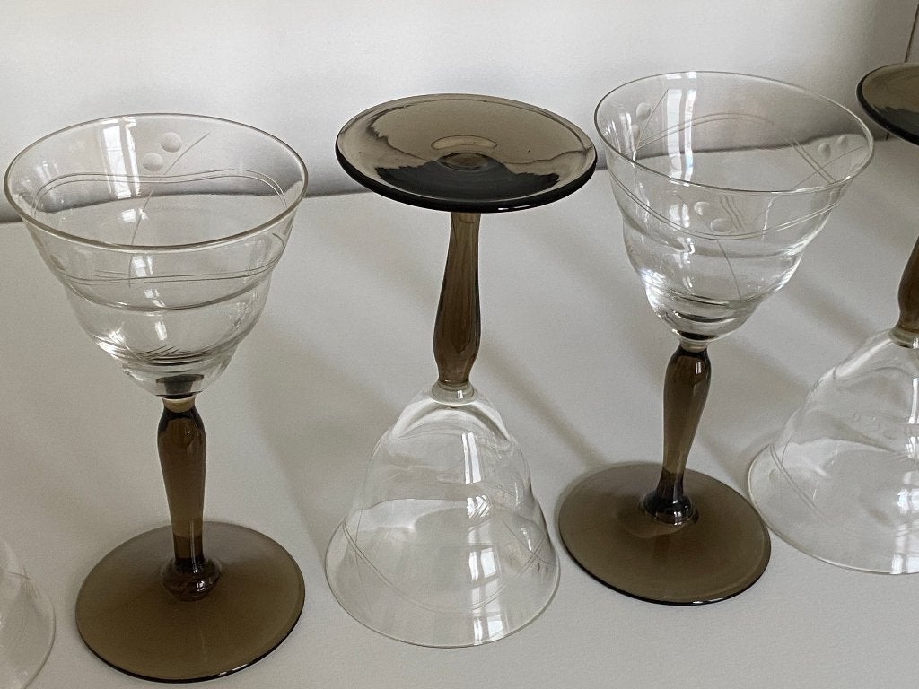 8 gegraveerde glaasjes met bruine voet, Antiek en Kunst, Antiek | Glas en Kristal, Ophalen