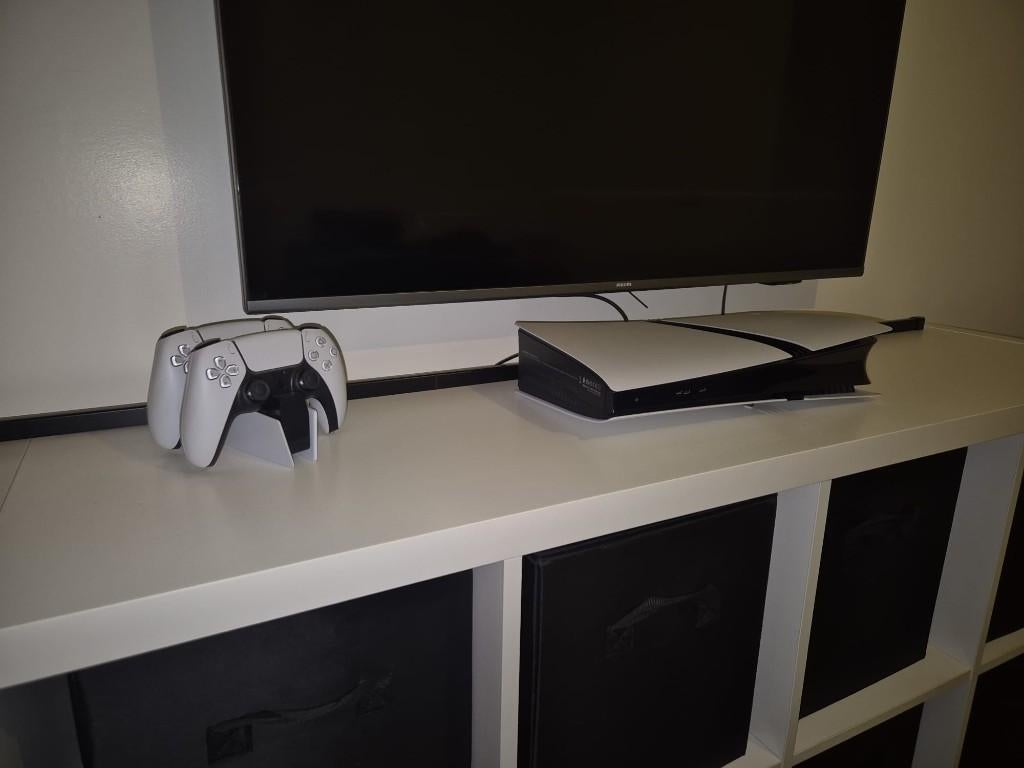 PLAYSTATION PRO 5 INCLUSIEF 2 CONTROLLERS EN OPLADER, Spelcomputers en Games, Spelcomputers | Sony PlayStation 5, Ophalen, Zo goed als nieuw
