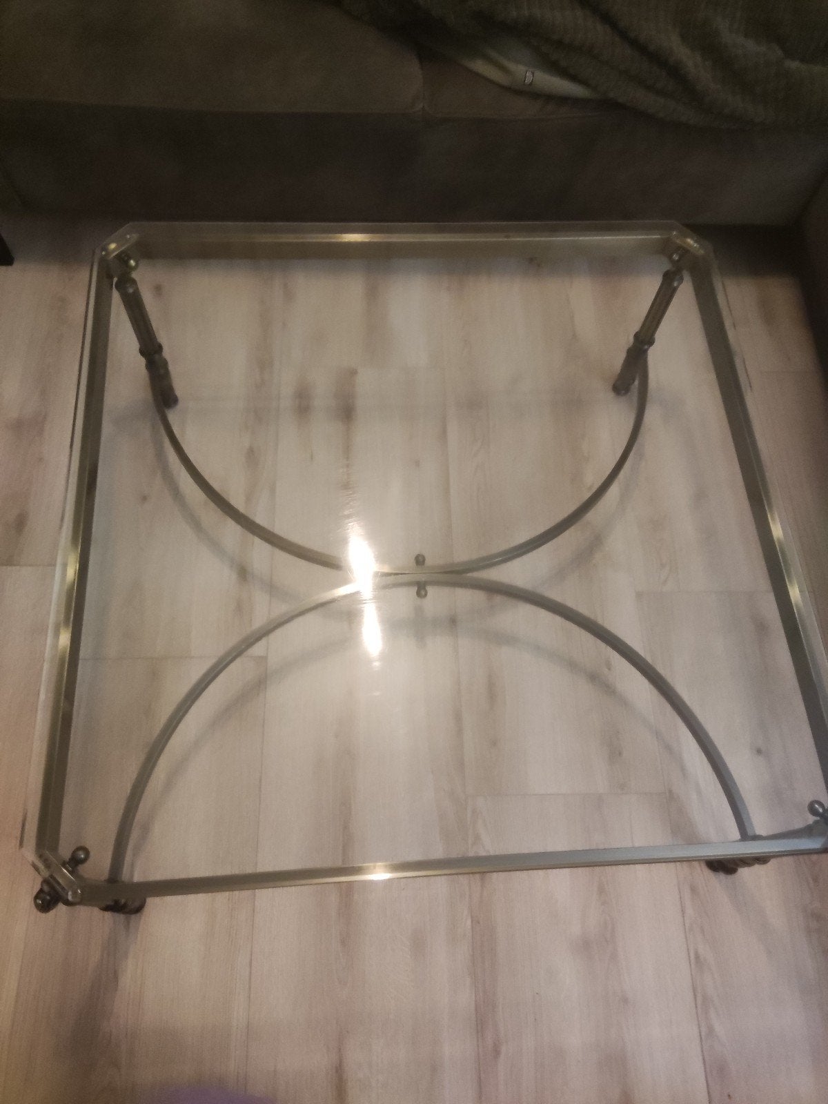 Glazen salontafel met metalen onderstel, Huis en Inrichting, Tafels | Salontafels, Gebruikt, 50 tot 100 cm, Vierkant, 50 tot 100 cm
