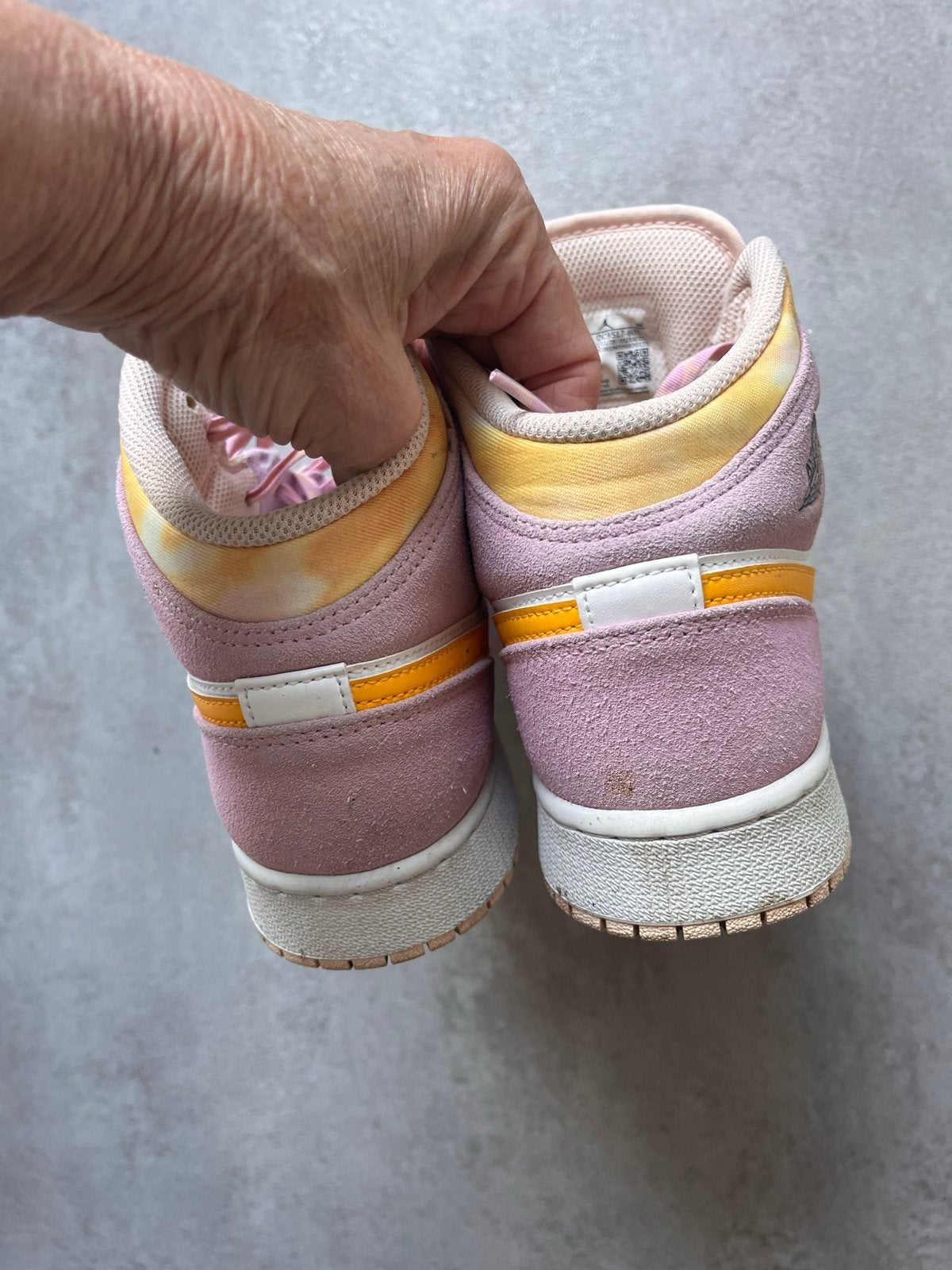 Nike Air Jordan 1 Mid Roze/Geel - Maat 40, Ophalen of Verzenden, Gedragen, Roze, Sneakers of Gympen