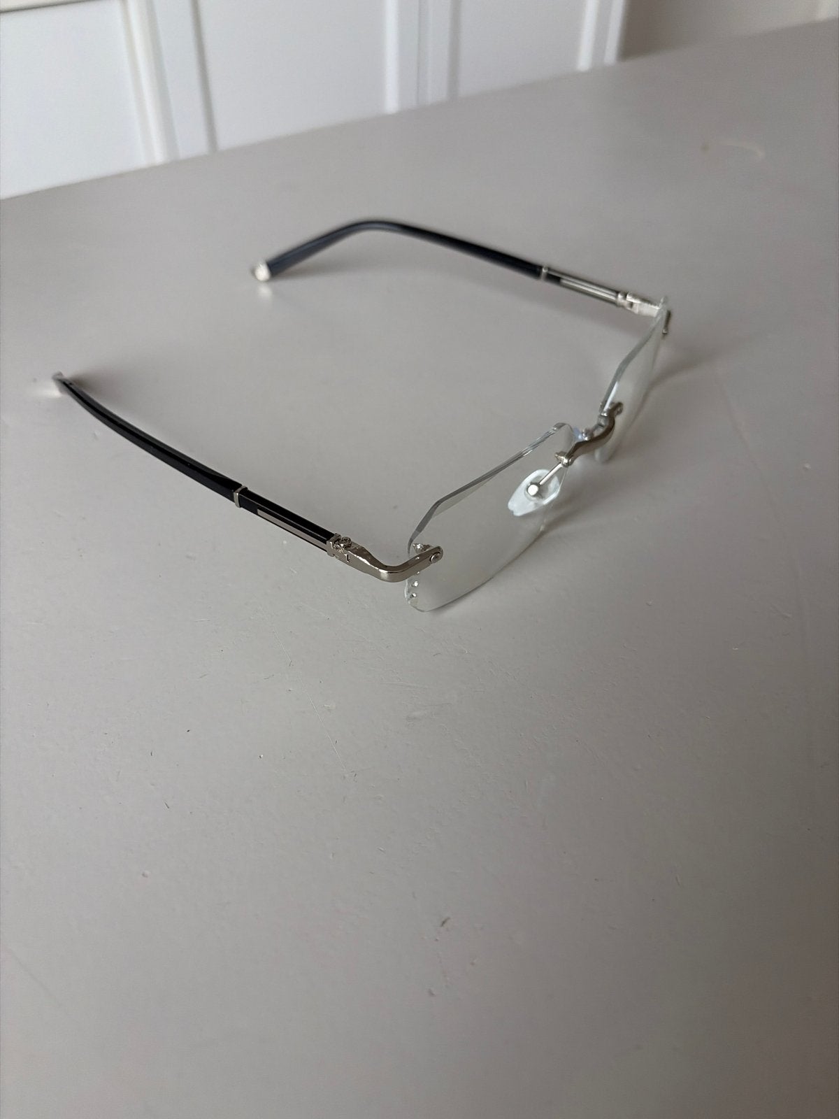 Stijlvolle randloze bril met zwarte pootjes, Sieraden, Tassen en Uiterlijk, Overige merken, Zwart, Ophalen of Verzenden, Zo goed als nieuw