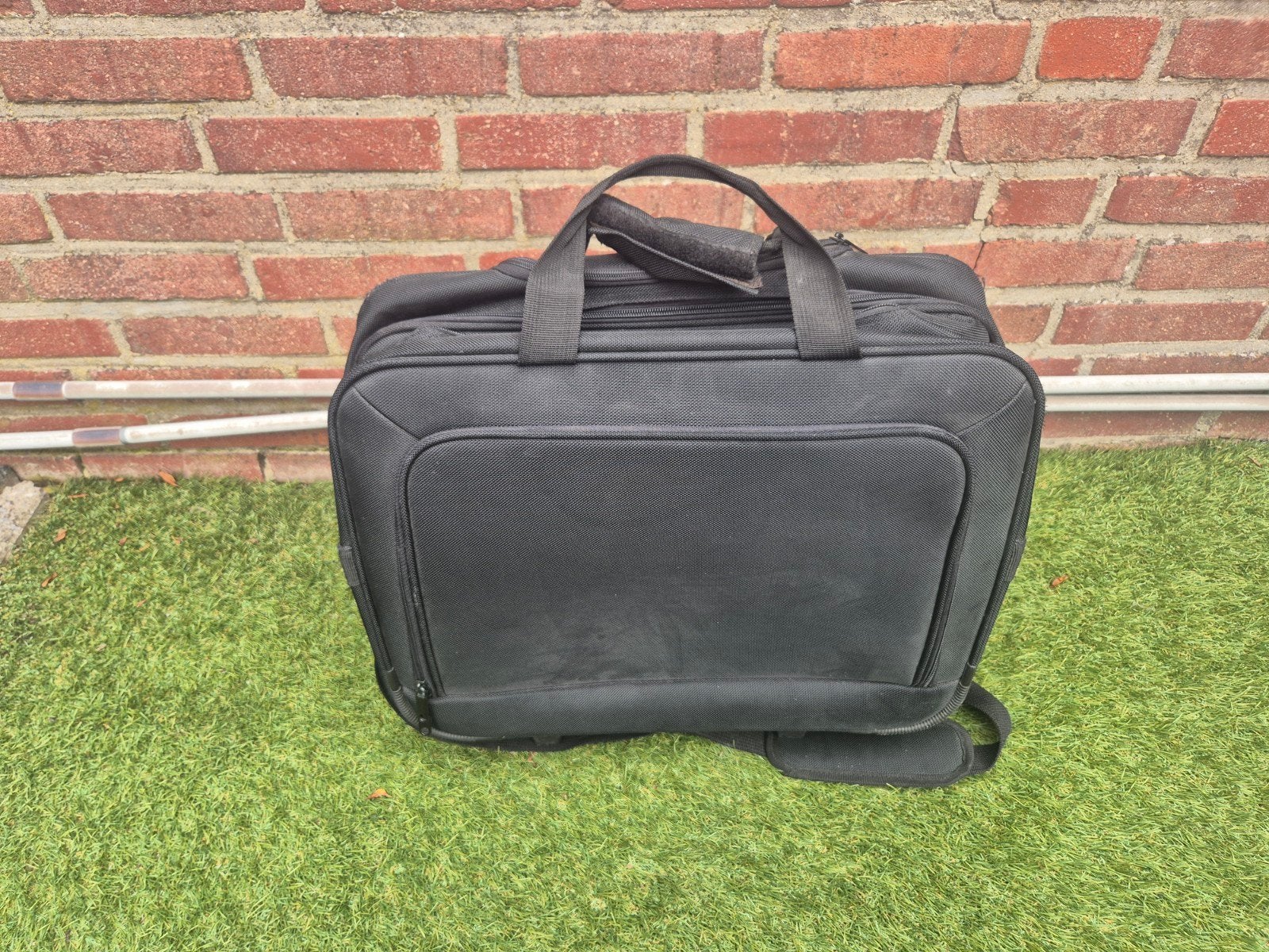 Zwarte laptop reistrolley op wielen met uitschuifbare handgr, Ophalen, Uitschuifbare handgreep, 20 tot 30 cm, Zwart