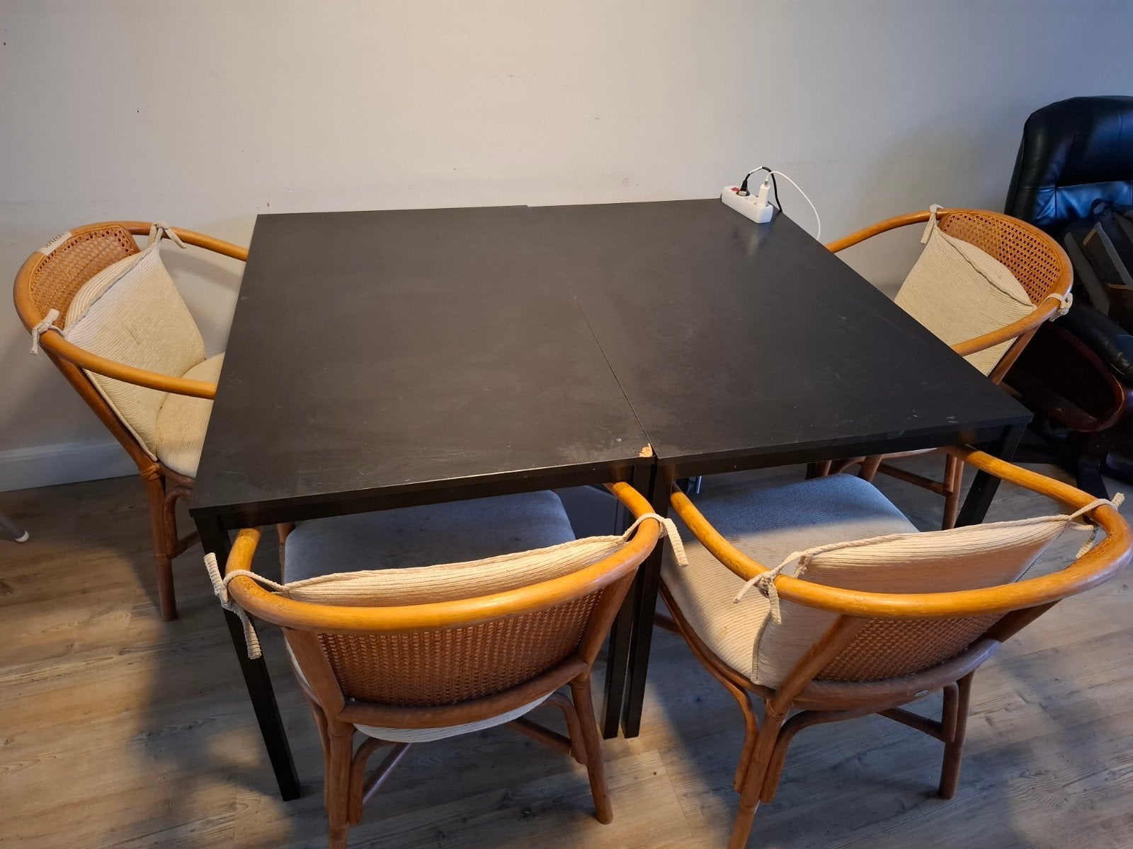 Eettafel met 4 rotan stoelen - Zwart blad, Huis en Inrichting, Tafels | Eettafels, Gebruikt, Overige materialen, Vier personen
