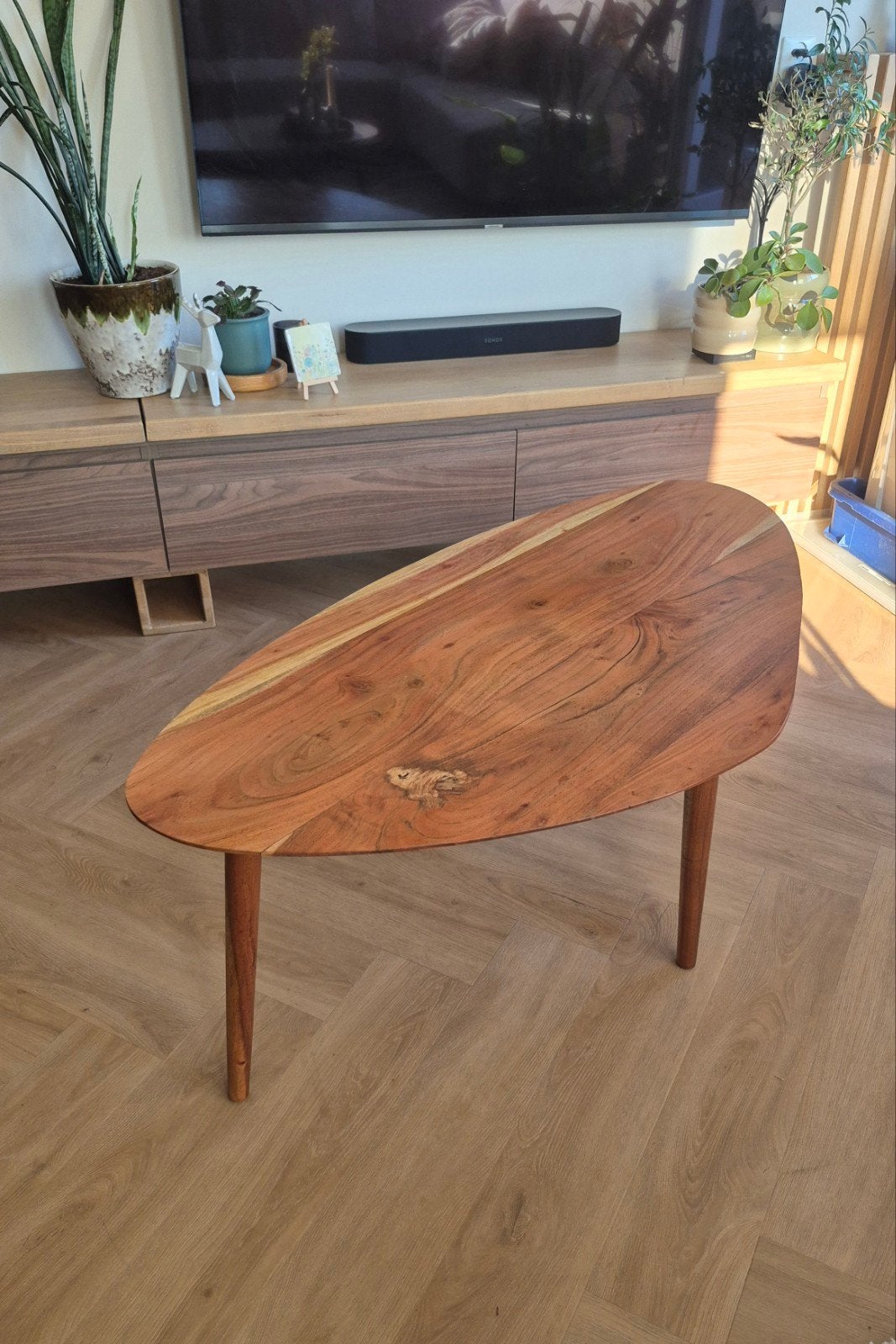 Houten salontafel – organische vorm, Huis en Inrichting, Tafels | Salontafels, Ophalen, Gebruikt, 100 tot 150 cm, 50 tot 100 cm