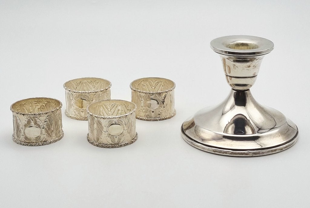 1389. Zilveren kandelaar en servetringen, 20e eeuw, Ophalen, Zilver
