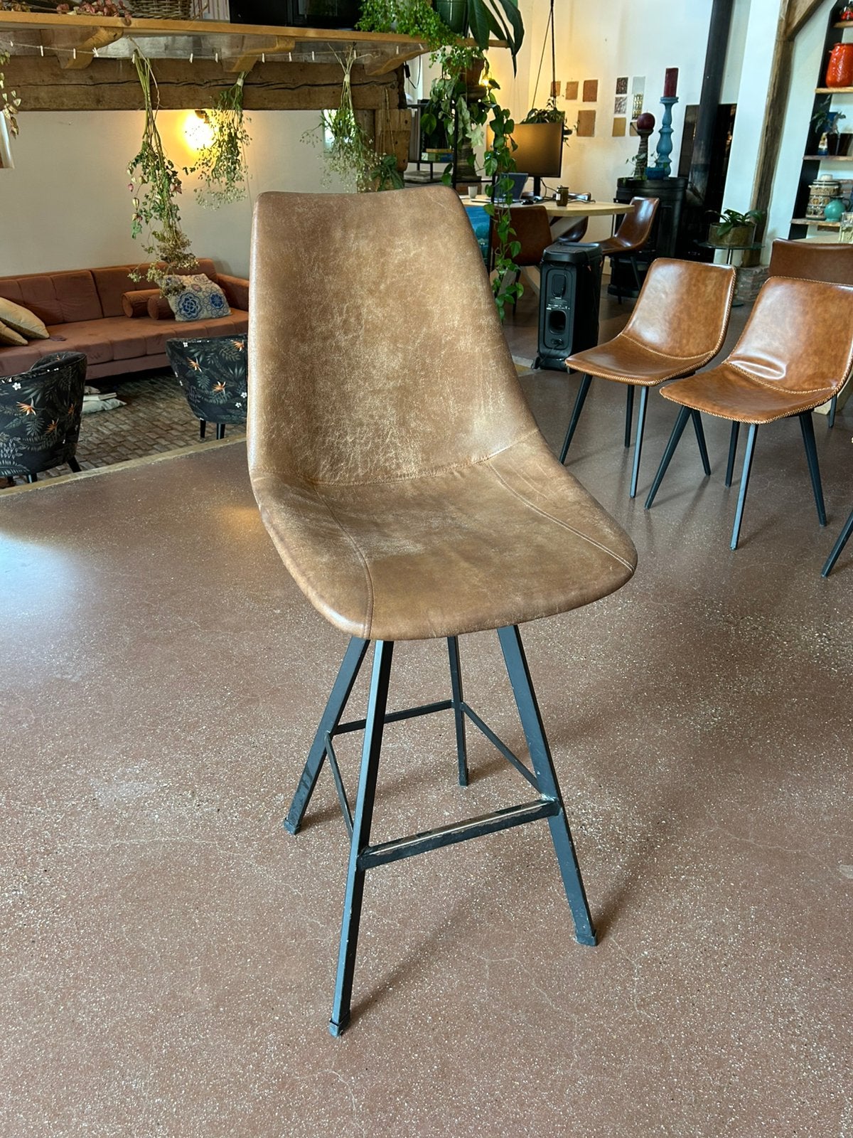 4 hoge barstoelen, 2 krukken, Ophalen, Zo goed als nieuw, 60 tot 90 cm