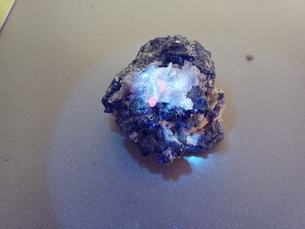 D47-07 Galeniet Calciet UV Septemvre mine Madan Bulgarije, Ophalen of Verzenden, Mineraal