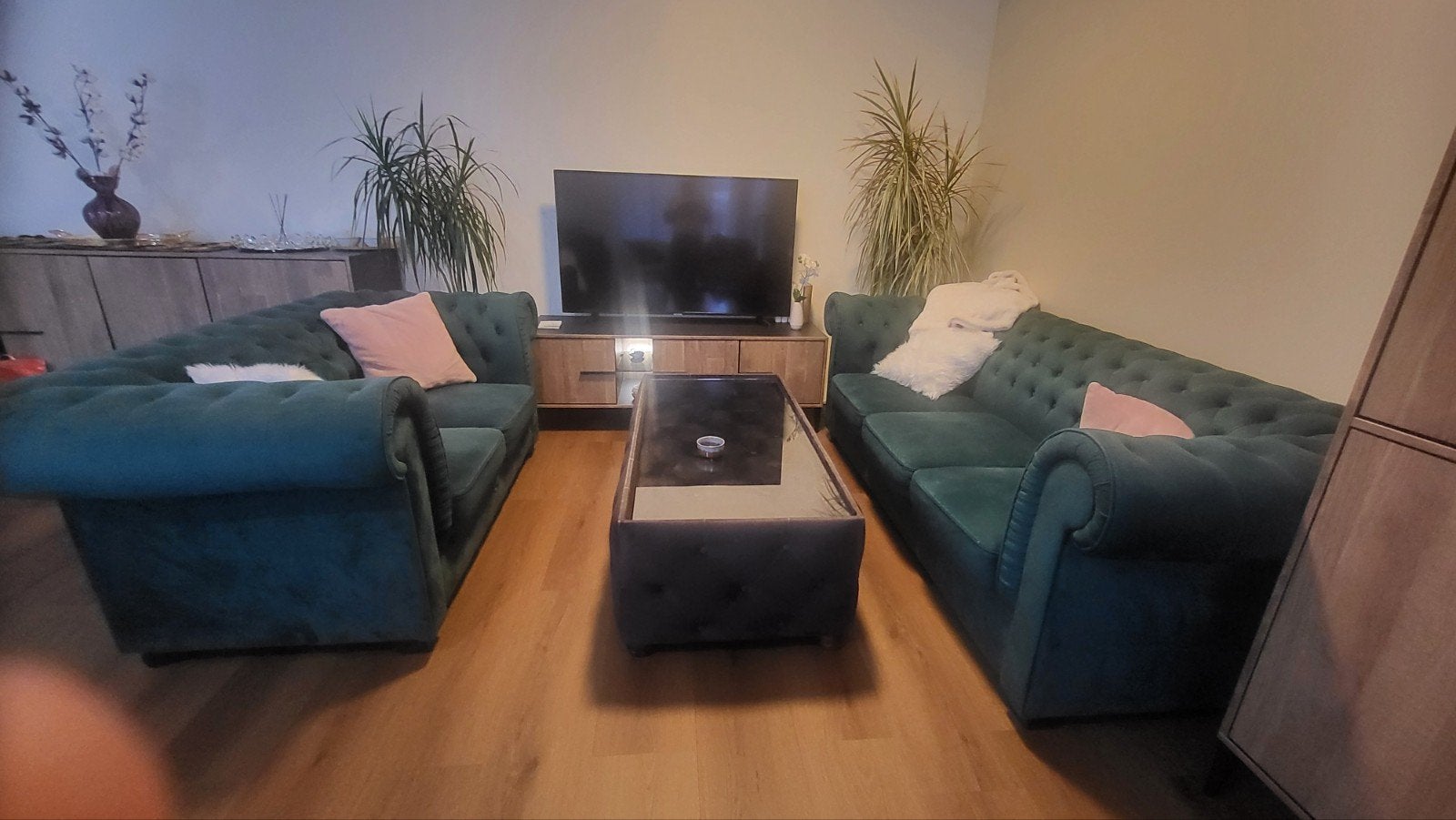 Set van 2 Chesterfield banken met salontafel- Groen fluweel, Huis en Inrichting, Ophalen, Driepersoons, 75 tot 100 cm, Chesterfield, Klassiek, Elegant