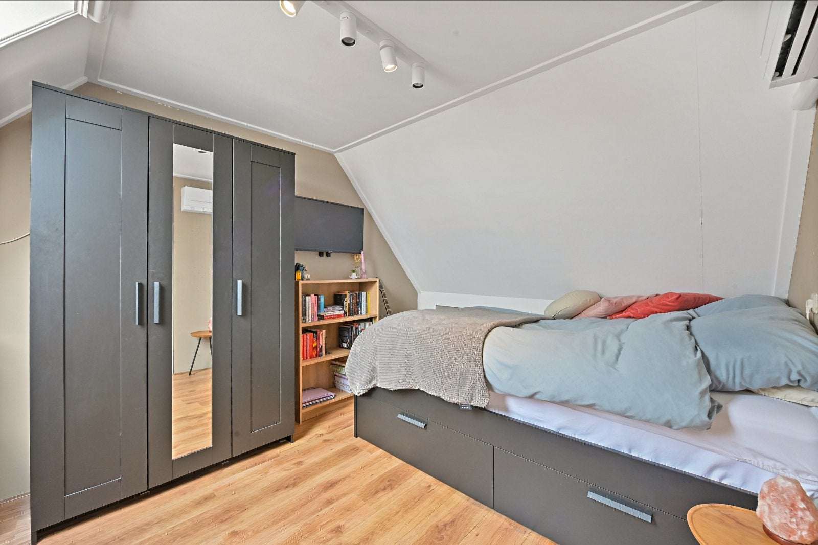 IKEA BRIMNES kledingkast met spiegel en hangruimte, Huis en Inrichting, Kasten | Kledingkasten, Ophalen, 100 tot 150 cm, Zo goed als nieuw