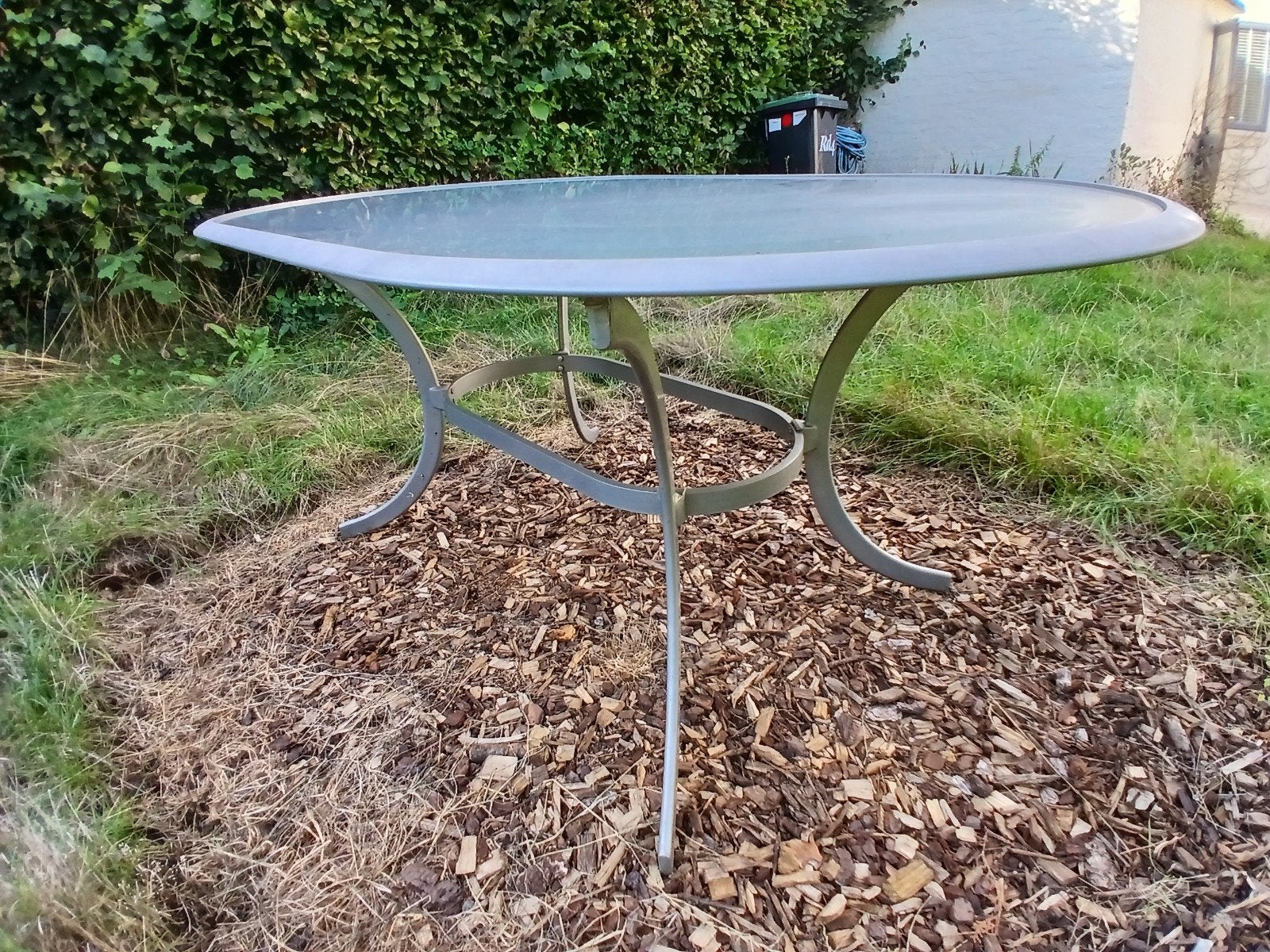 Ovale tuintafel met glazen blad en metalen onderstel, Ophalen, Gebruikt, Ovaal, Metaal