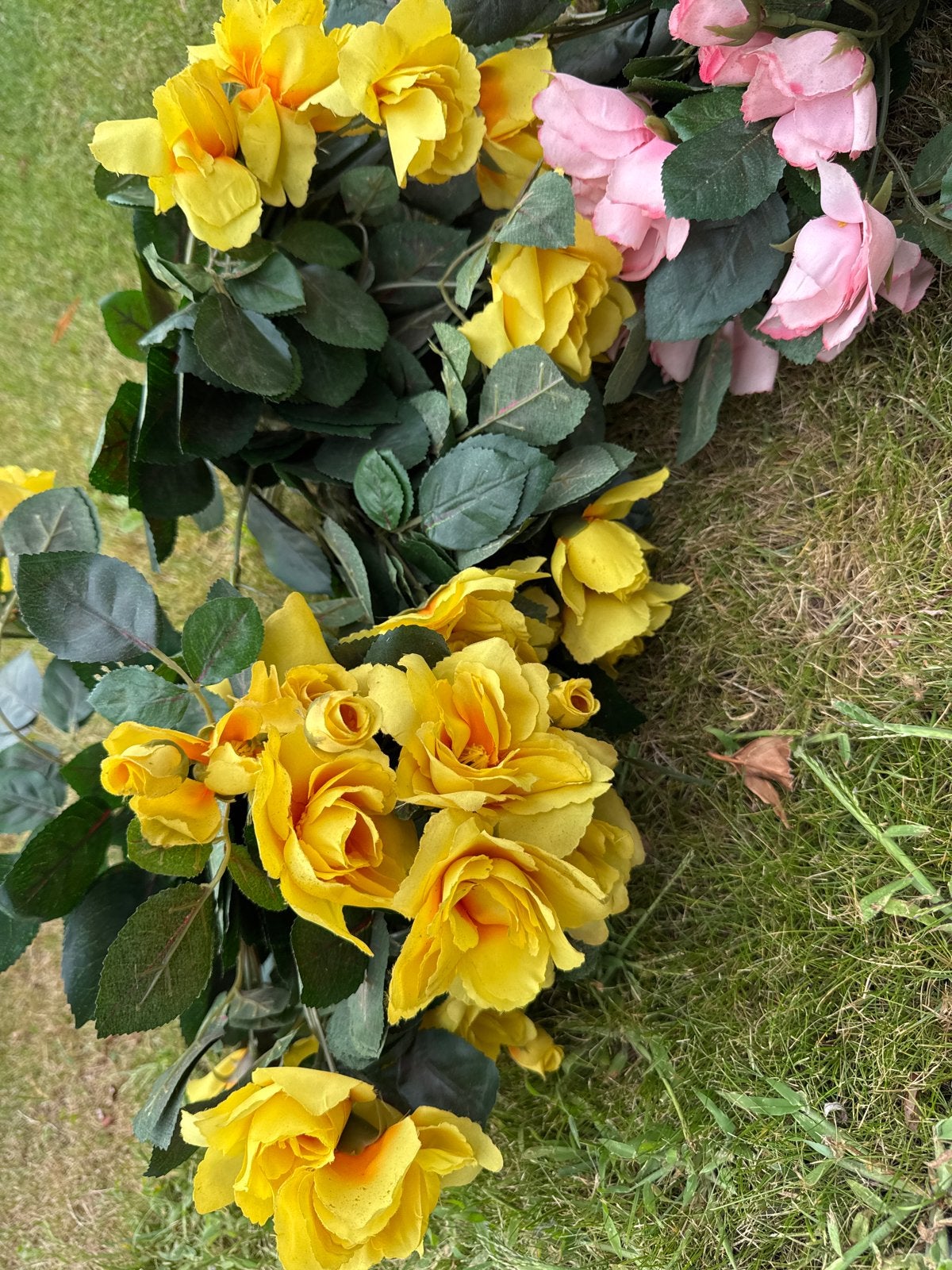 Kunstbloemen: Gele en Roze Rozen (Gebruikt), Ophalen, Binnen, Gebruikt, Kunstbloem