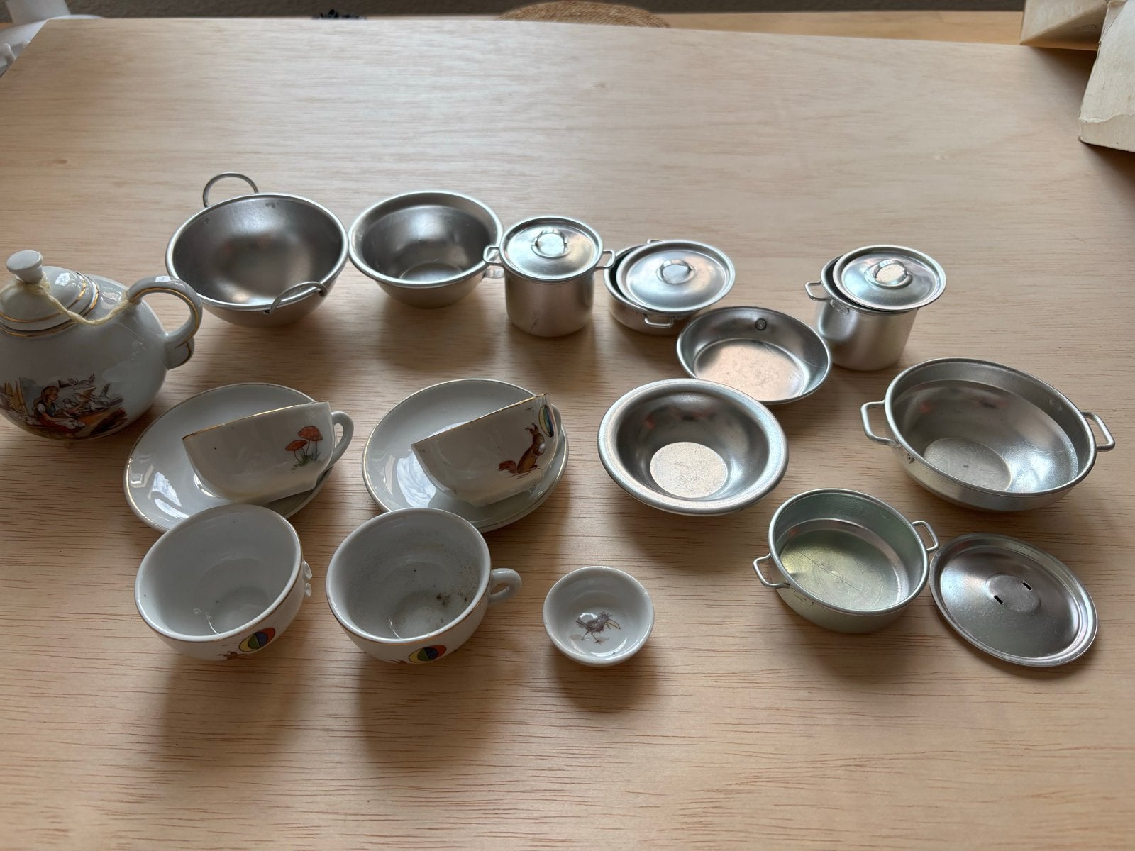 Vintage kinderservies en pannenset - speelgoed, Kinderen en Baby's, Speelgoed | Overig, Ophalen, Gebruikt, Jongen of Meisje