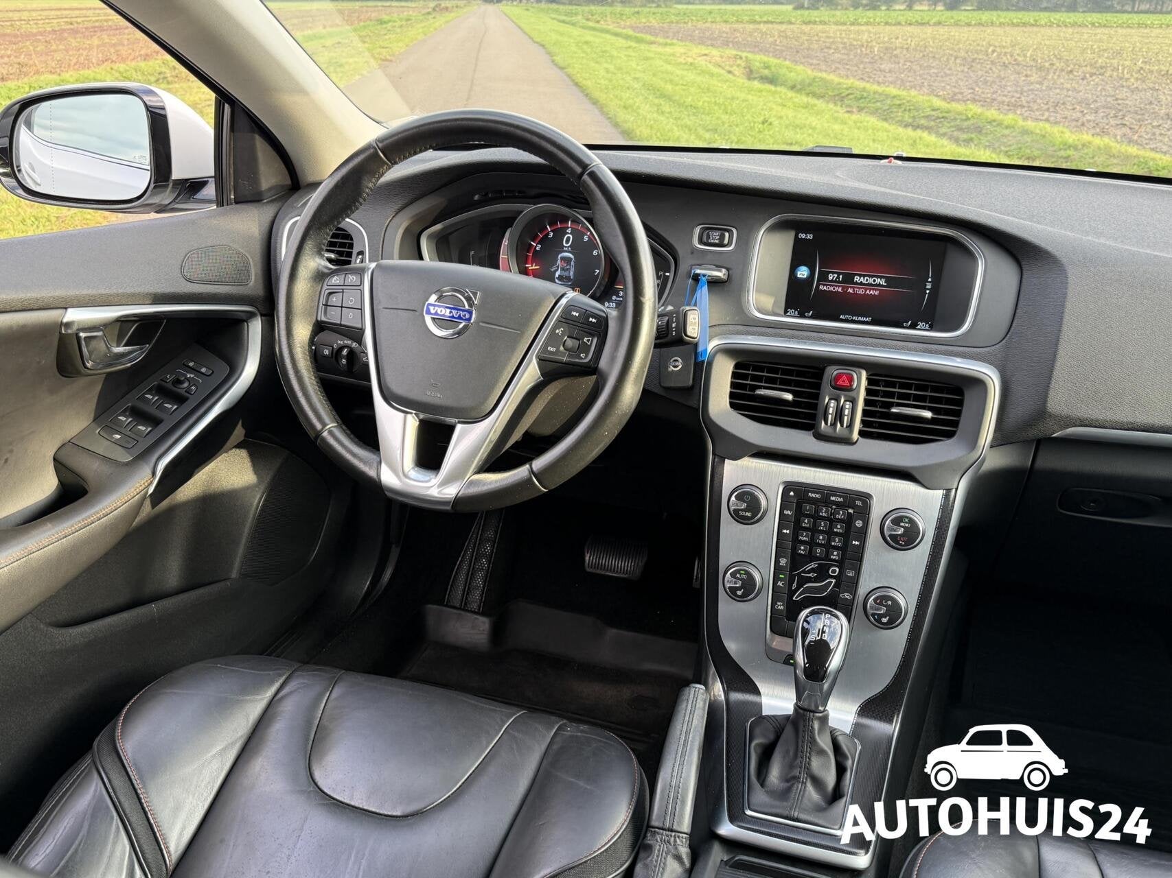 Volvo V40 1.5 T3 Ocean Race AUTOMAAT XENON|NAVI|LEDER|17", 4 cilinders, Wit, Leder, Bedrijf