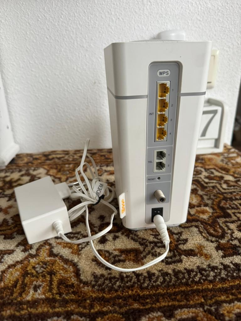 Ziggo modem router met adapter werkt goed, Computers en Software, Routers en Modems, Ophalen of Verzenden, Zo goed als nieuw