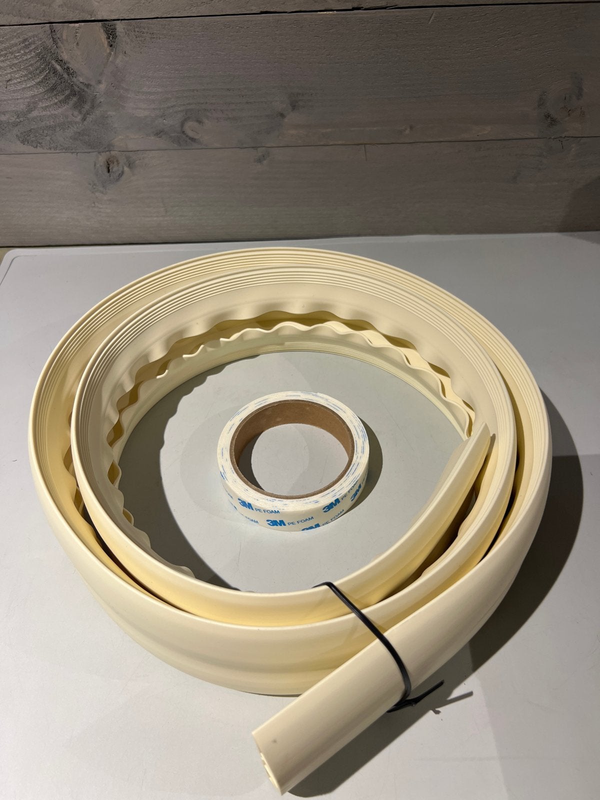 Nieuwe kunststof plint, 250 cm, crème kleurig, Kunststof, N, N, Nieuw
