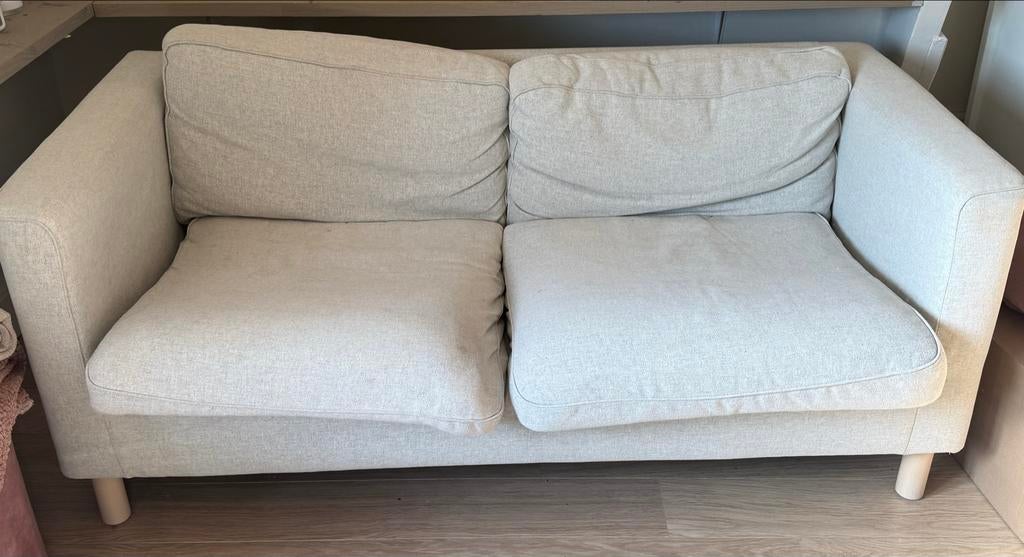 Gratis ophalen Comfortabele tweepersoonsbank - Lichtgrijs, Huis en Inrichting, Banken | Bankstellen, Ophalen, Gebruikt, 150 tot 200 cm