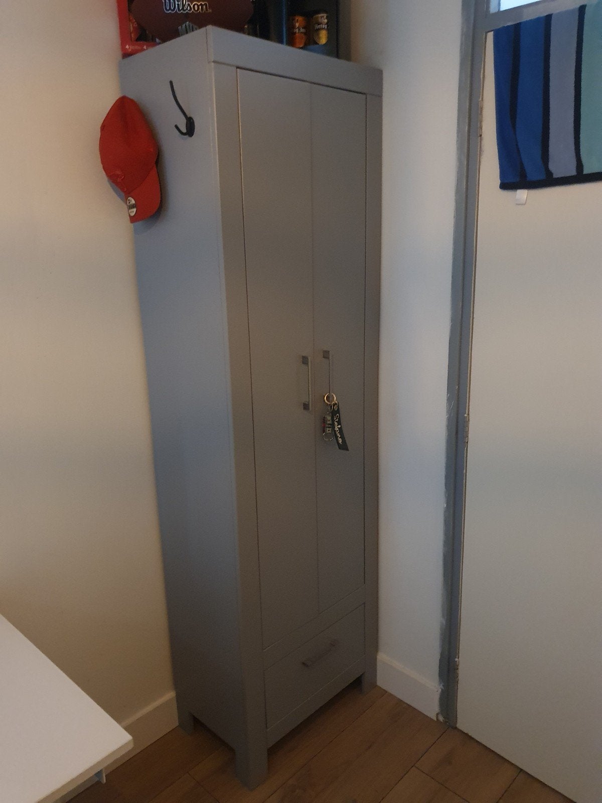 Smalle grijze kast met lade en planken, Ophalen, Minder dan 50 cm, Gebruikt, Minder dan 25 cm