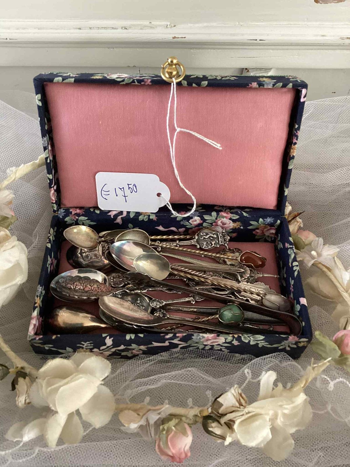 Oud stoffendoosje met bloemen gevuld met lepeltjes, Ophalen of Verzenden