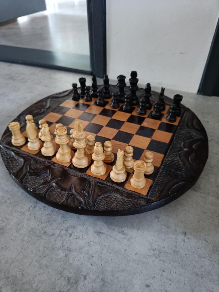 Uniek handgesneden houten Afrikaans schaakspel, Ophalen of Verzenden, Zo goed als nieuw, Schaken