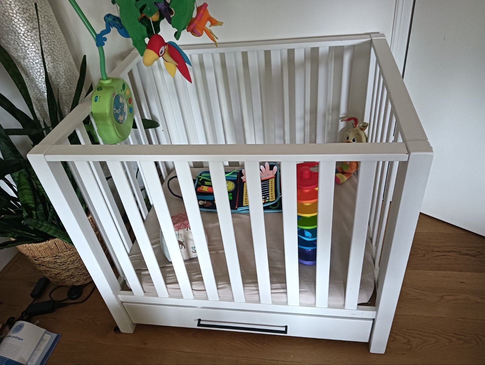 Witte baby box met lade en verstelbare bodem, Kinderen en Baby's, Boxen, Ophalen, Gebruikt, Vierkant, In hoogte verstelbaar